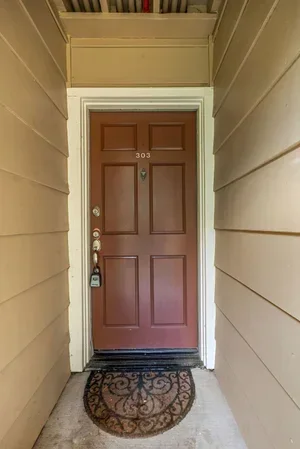 303OakCourt-2.webp