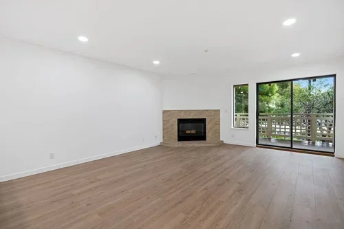 303OakCourt-3.webp