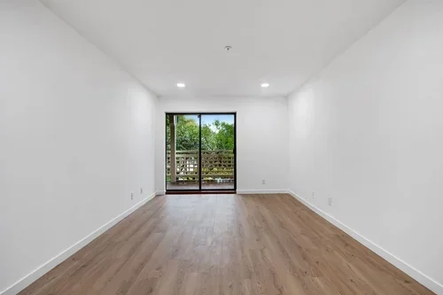 303OakCourt-14.webp