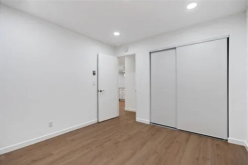 303OakCourt-20.webp