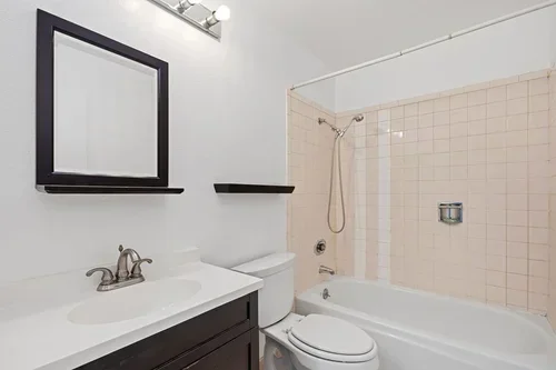 303OakCourt-21.webp