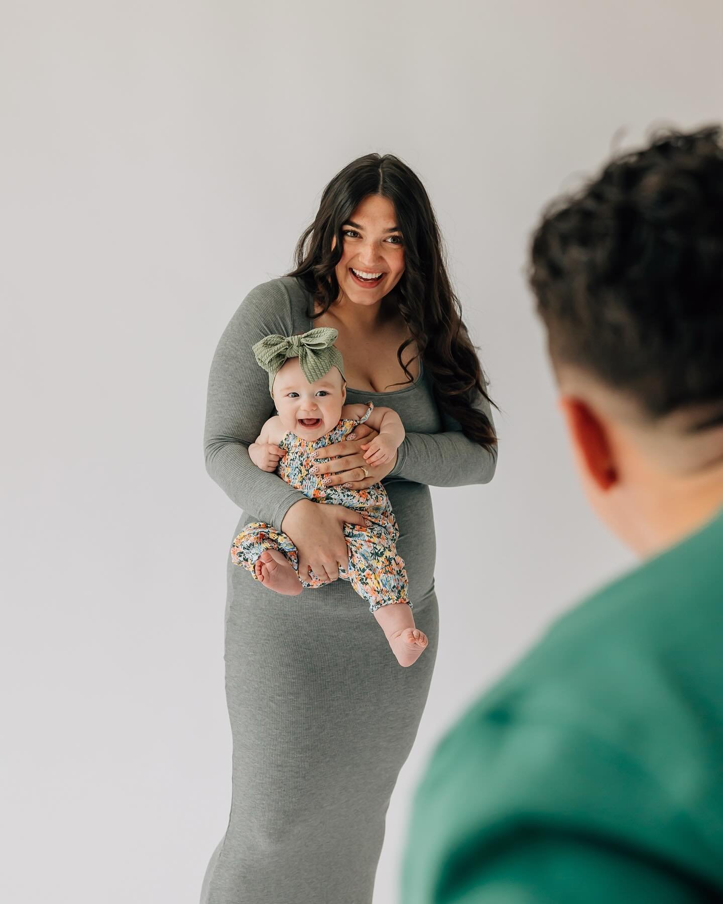 Joy 😍 I finally got to meet this cutie and see her mom &amp; dad absolutely crushing it as parents!!!
.
.
.

#delucastudios #mainefamilyphotography #mainefamilyphotographer  #candidchildhood #clickinmoms #unscriptedposingapp  #letthekids #thehonestc