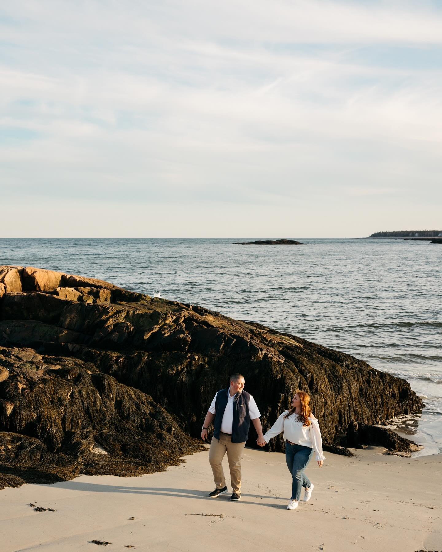 Back to the coast for 2025 and I couldn&rsquo;t be happier&hellip; well maybe if it was a little warmer ☀️ 
.
.
.
.
.
.
.
#delucastudios #mainephotography #mainephotographer  #coastalengagement #clickinmoms #unscriptedposingapp  #maine #llf #thehones