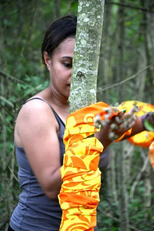 Edwin Fany Fany Edwin est artiste plasticienne. Métisse, d’un papa originaire du Vanuatu et d’une maman kanak de Poindimié, elle vit en Nouvelle-Calédonie. Elle a été encouragée par sa famille et son professeur à poursuivre ses études en arts plastiques en métropole. Sortir du territoire a été une façon de s’ouvrir au monde, de le découvrir, mais aussi de se découvrir elle-même. À Paris, Fany vit sa passion, se construit au fil des rencontres et des expériences. Aujourd’hui, étant maman, elle intervient auprès des enfants avec des ateliers arts-plastiques, mais aussi auprès des jeunes en décrochage scolaire. L’artiste s’exprime à travers la performance, l’installation, la photographie plasticienne, la vidéo, l’art sonore, jusqu’à la peinture et l’assemblage. Dans la capitale française, elle axe ses recherches autour du mouvement, du déplacementet de l’éloignement du corps. Perdu et désorienté, un travail identitaire s’est alors amorcé. Le métissage, la transmission, la famille, la femme, l’ Océanie sont des thèmes généraux qu’elle affectionne particulièrement. Depuis 2015, elle se réjouit d’une activité et des projets artistiques intenses : des résidences, des expositions, et des collaborations artistiques. .