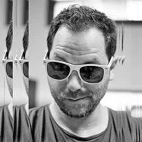 Johan Legrand Johan Legrand est né le 22/02/1978, à Ris-Orangis dans l'Essonne, en France métropolitaine. Il a choisi de vivre en Nouvelle-Calédonie depuis 2005 en ressentant l'immensité du Pacifique. Depuis son plus jeune âge, la lumière le passionne. Il est habité par la composition et ses règles comme le nombre d'or... L'architecture lui permet de dessiner la lumière et la photo de capturer l'instant décisif. Pour son langage l'informatique est un outil central . Son obsession du moment ? Les LED pixel qui sculptent l'espace, rendant ce médium interactif et génératif d'émotions.