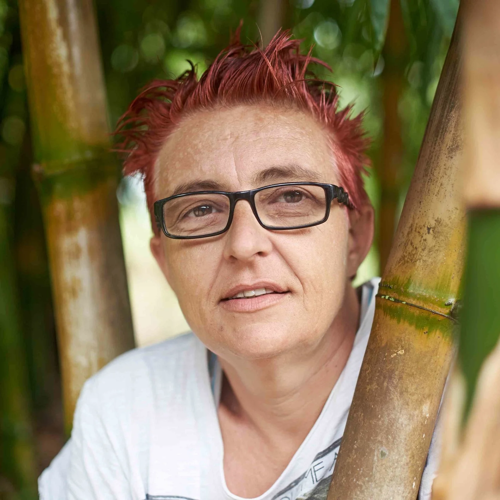 Maeva Bochin Maeva Bochin nait à La Rochelle en 1973. Descendante de famille calédonienne Kabyle, elle vit en Nouvelle-Calédonie depuis bientôt 30 ans. Diplômée de l'Ecole Nationale des Beaux-Arts de Nancy, elle va s'installer dans le nord de l'île. Pour partager son savoir et son savoir-faire, elle ouvre un atelier chez elle et intervient également en classes culturelles dans les établissements scolaires. La gravure, la peinture sur grands formats, l'installation, le Land-Art sont ses domaines de prédilection. Elle monte sa première exposition sur le thème de l'homosexualité en Nouvelle-Calédonie, puis une seconde sur l'autisme et enfin la condition féminine. Déterminée à travailler avec les personnes en difficulté, elle met en place des ateliers avec des structuresaccueillant des adolescents, dans des foyers recueillant des femmes et des personnes en situation de handicap et décide de ne plus exposer dans des galeries ou espaces d'exposition traditionnels.