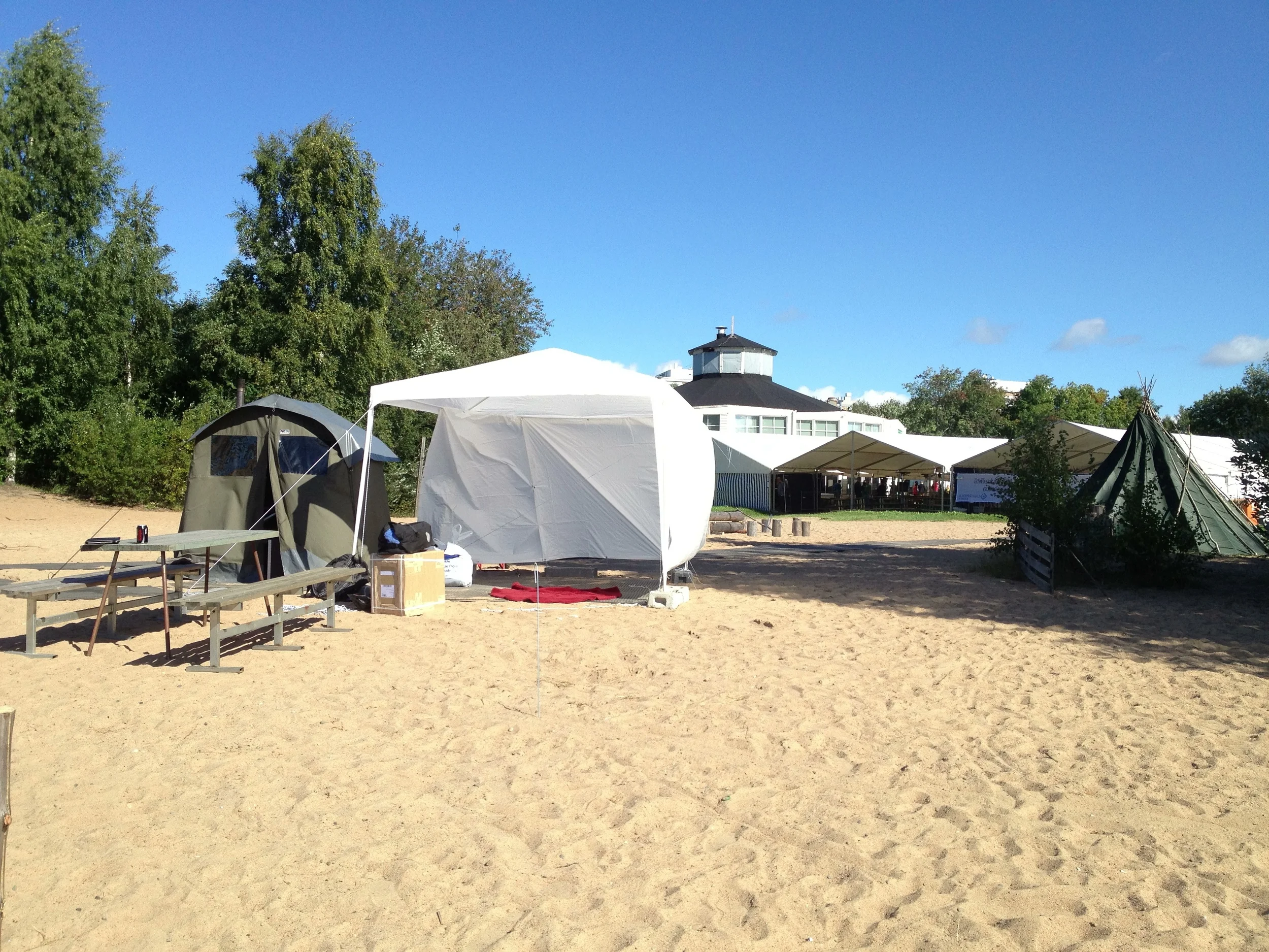 The event was arranged right next to a beach, amidst lovely Finnish nature. A tent sauna and 'rakovalkea' sealed the strong Finnish flavor of the event.