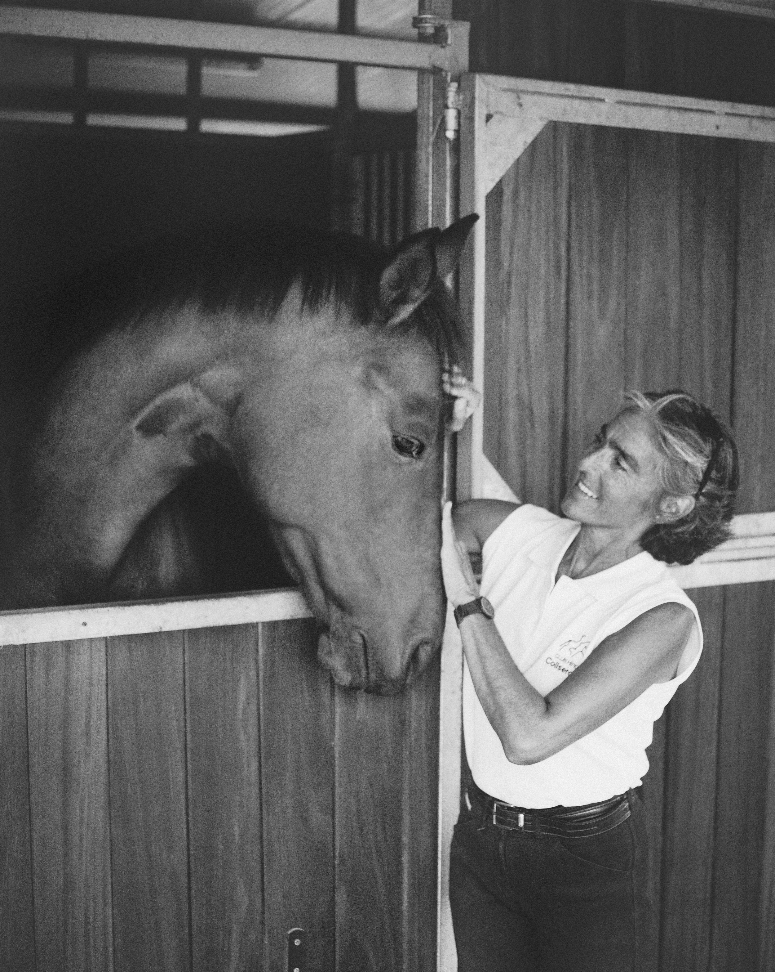 Dolores con caballo en box.jpg