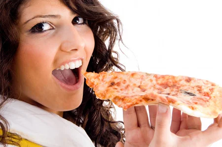 pregnant-woman-eating-pizza.jpg