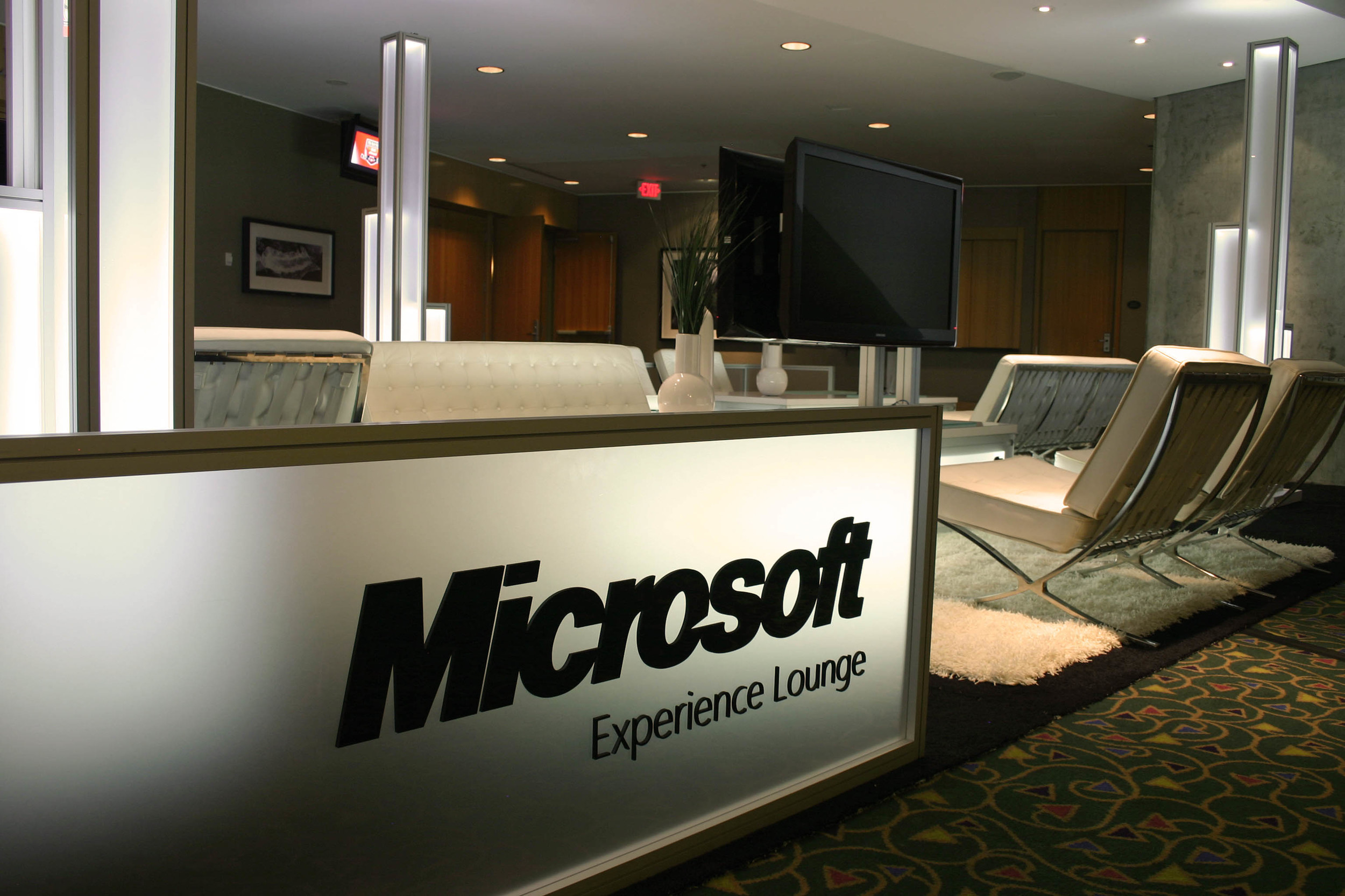 Built with modular Octanorm exhibit material, the Microsoft Lounge is scalable and flexible for any event or booth size