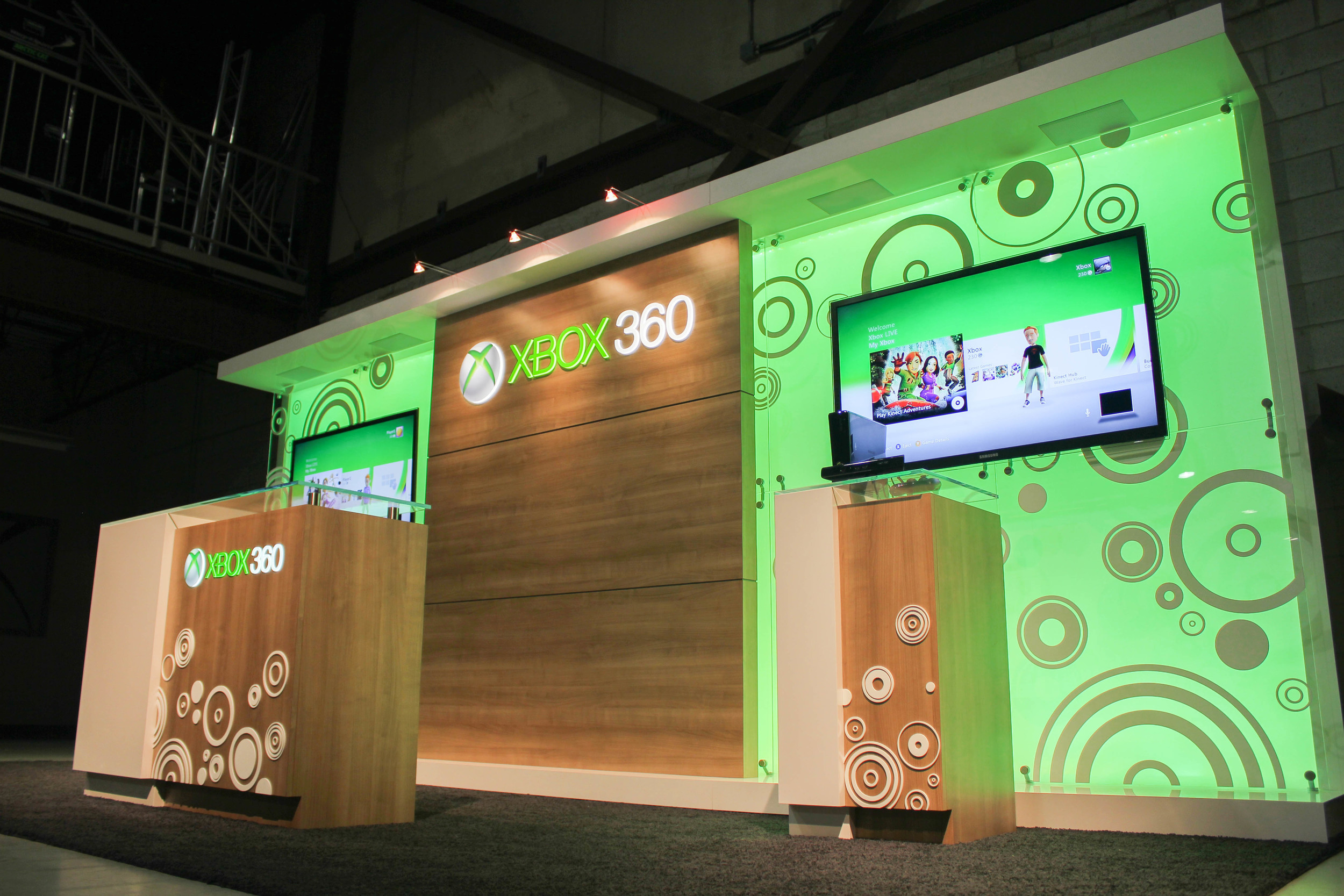 Microsoft's 10' x 20' spa booth that incorporates custom millwork pedestals, dimensional logos, AV & LED lighting