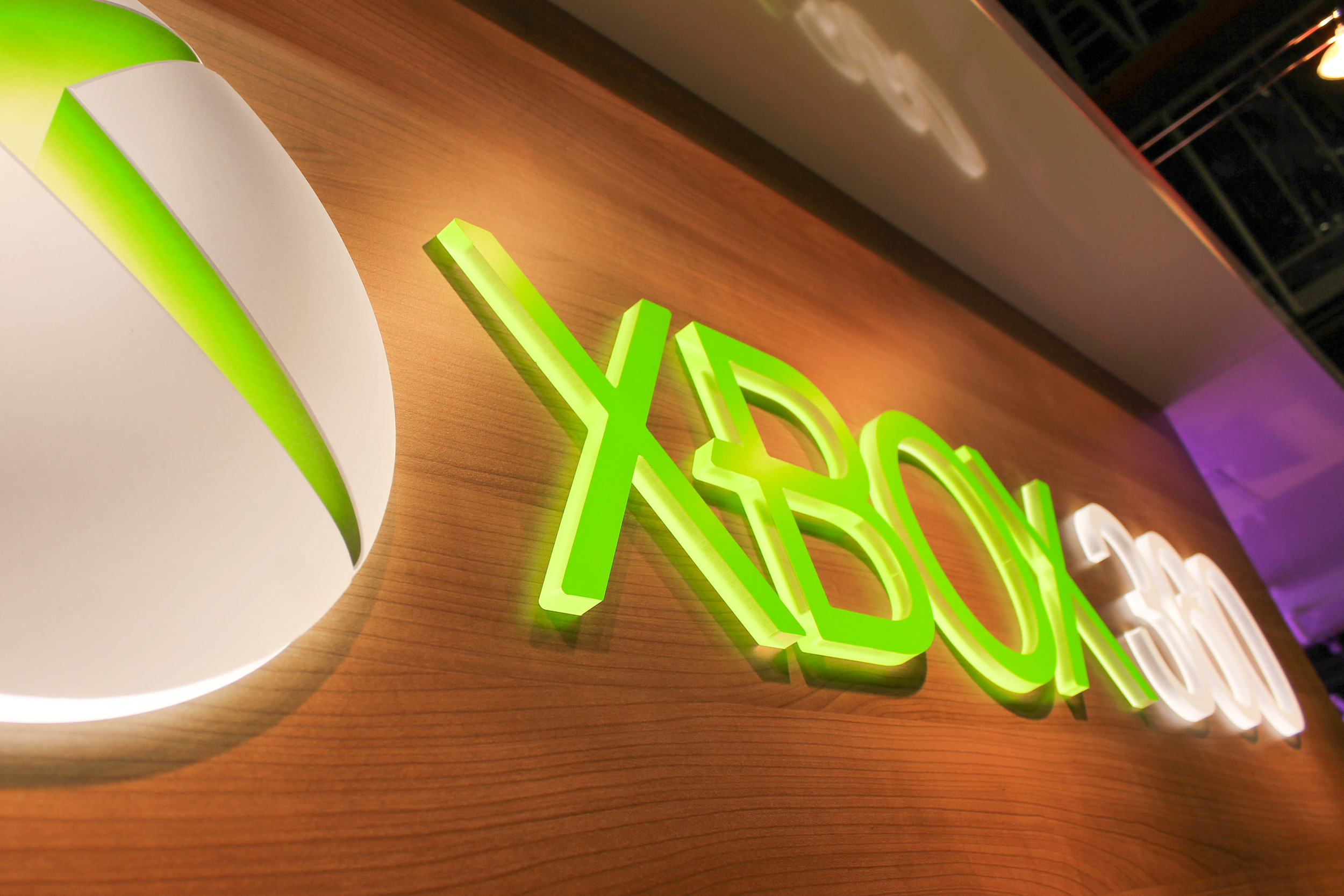 Branding of Xbox 360 dimensional logo with backlit LED