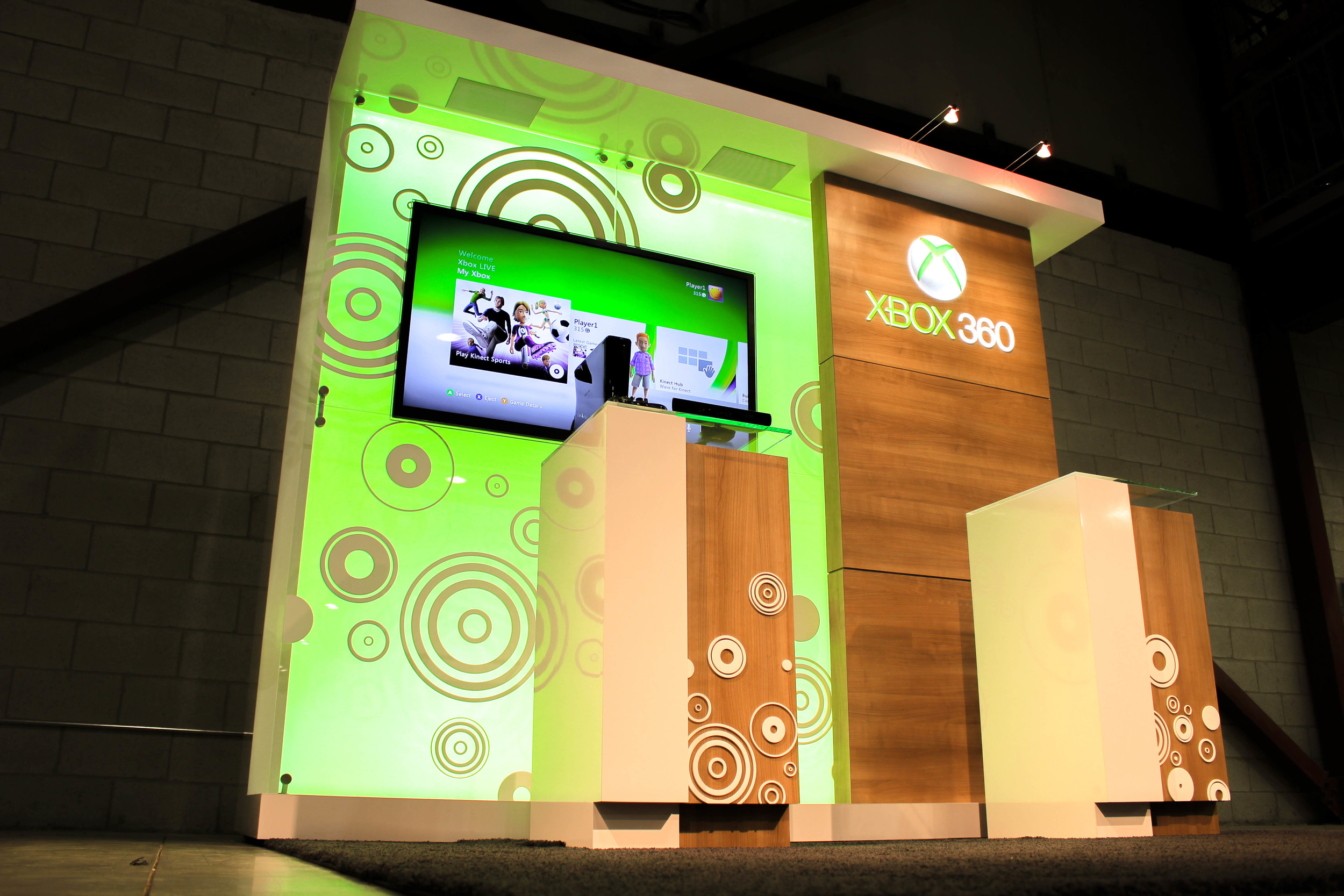 Microsoft's 10' x 10' spa booth that incorporates custom millwork pedestals, dimensional logos, AV & LED lighting