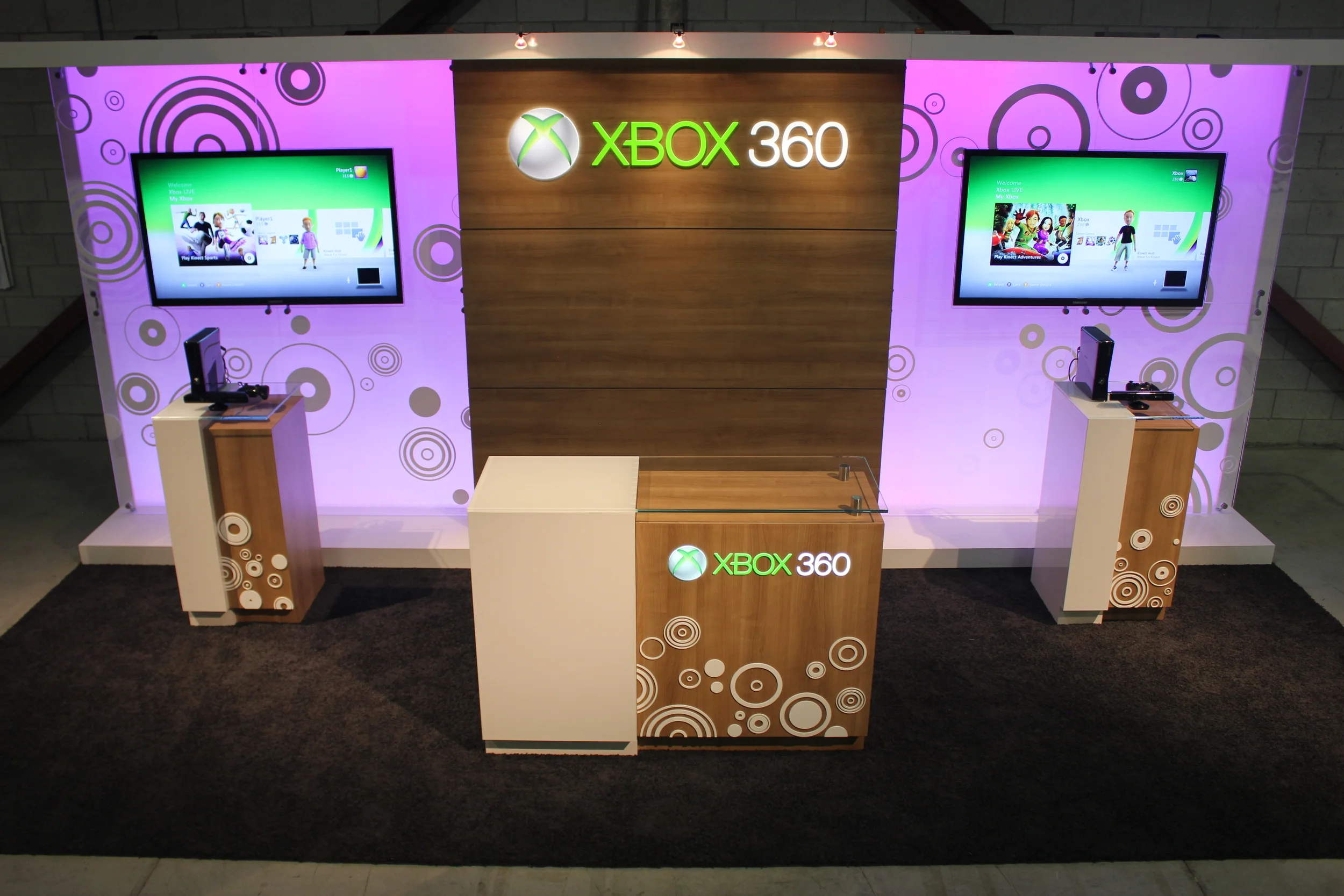 Microsoft's 10' x 20' spa booth that incorporates custom millwork pedestals, dimensional logos, AV & LED lighting