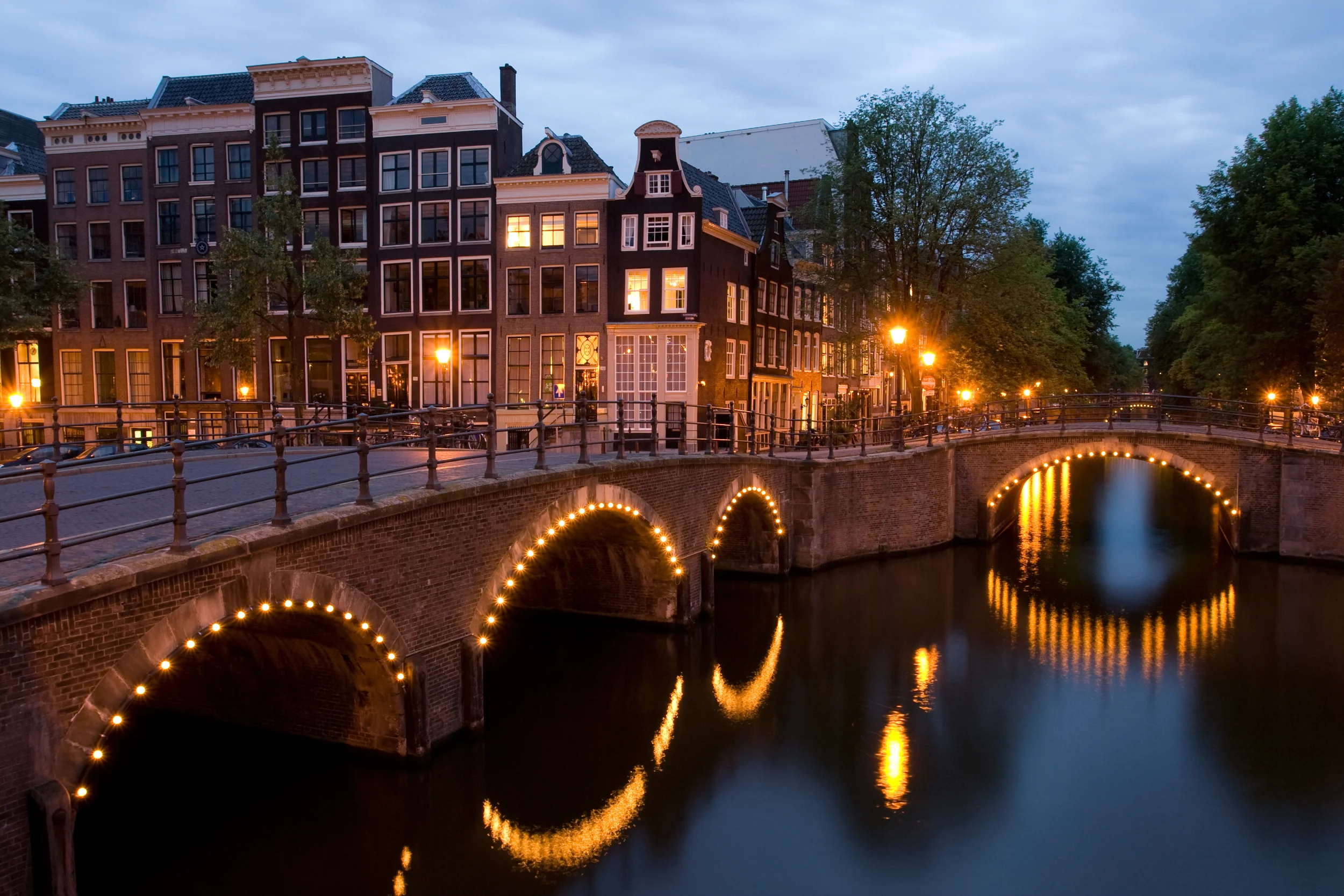 Keizersgracht Reguliersgracht Amsterdam by Massimo Catarinella from Wikimedia.jpg