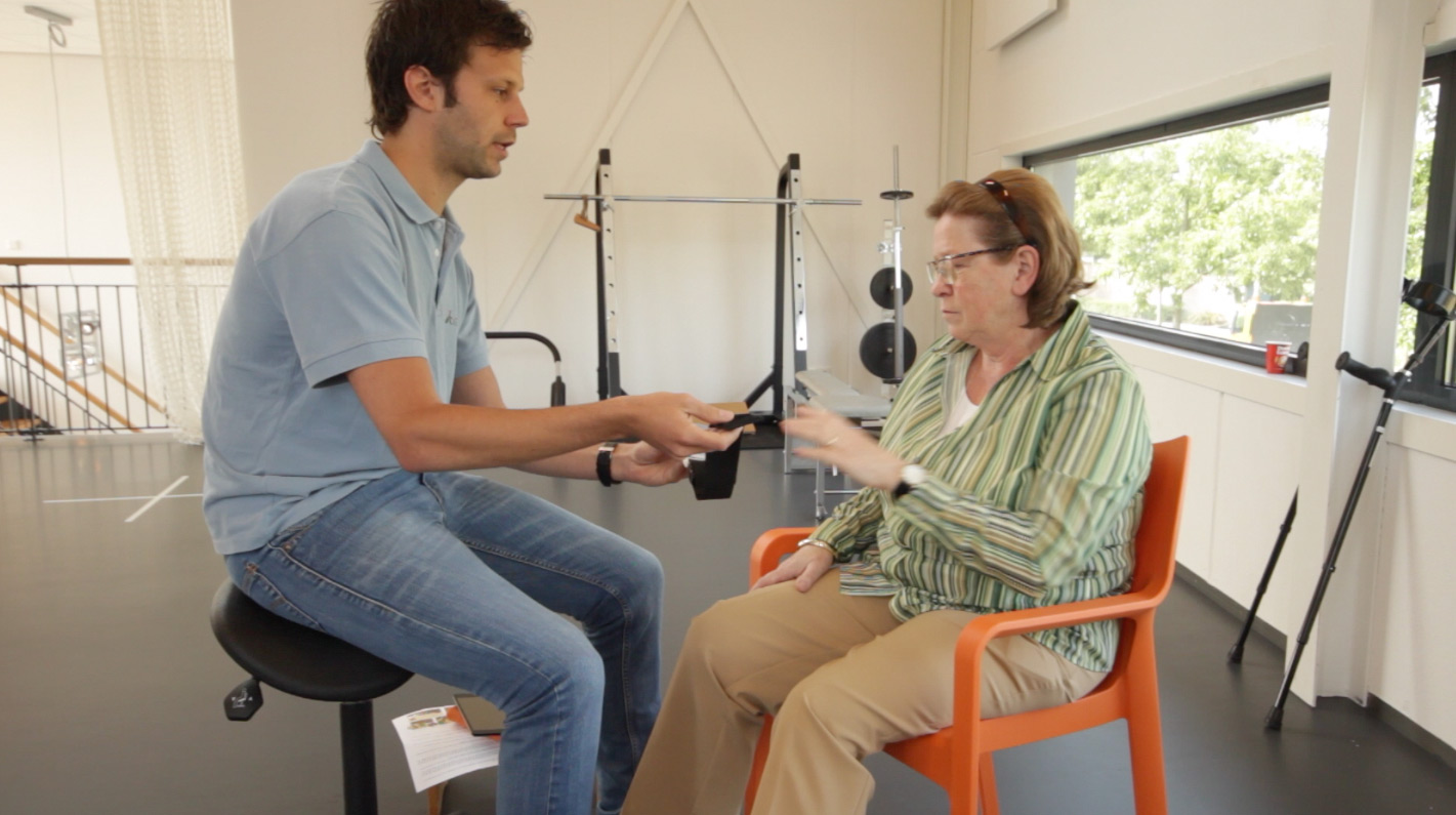 Physiotherapist using the biocoach with a patient