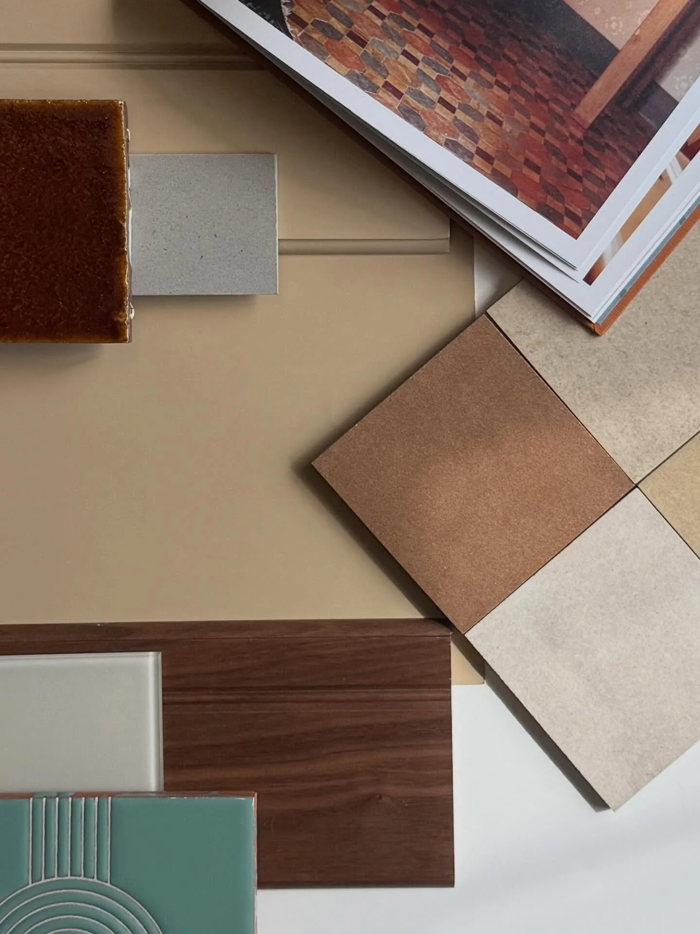There something so appealing about a kitchen sample board that looks &lsquo;good enough to eat&rsquo; and this rich selection of warm colors and textures takes the cake🍥
I&rsquo;m so excited to see this ✨🔥 #kitchendesign come to life!