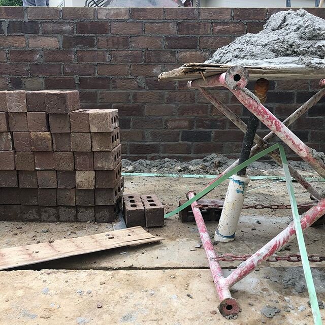 Finally starting to see this courtyard come to life!
.
#courtyardsofinstagram #courtyard #custombuild #customhomes #batonrougebuilders #brick #brickwall