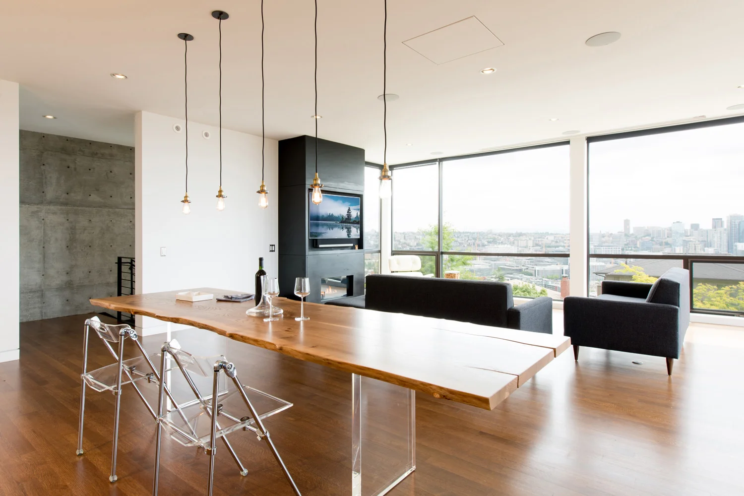 BUILD-LLC-Desai-Int-Dining-03#tv.jpg