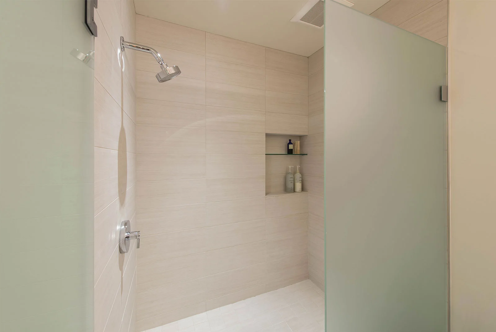 BUILD-LLC-CSH2016-Int-Master-Bath-07.jpg