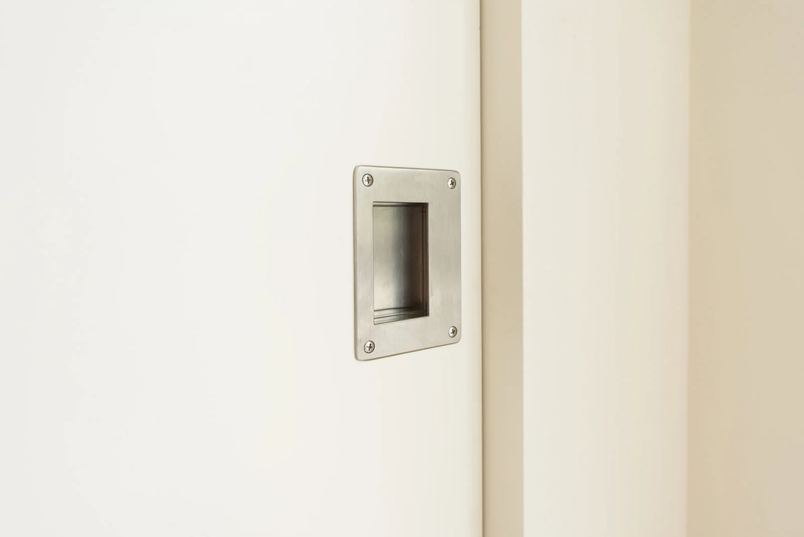 BUILD-LLC-CSH-detail-pivot-door-01.jpg