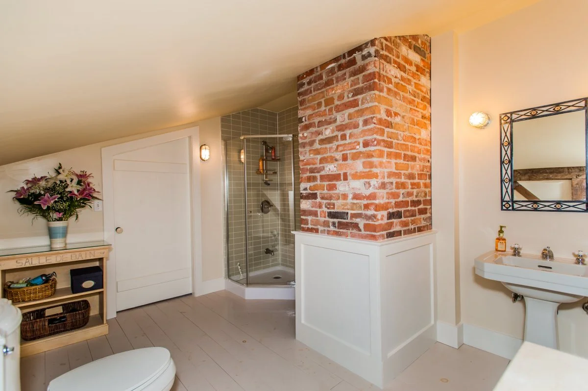 semi ensuite washroom.jpg