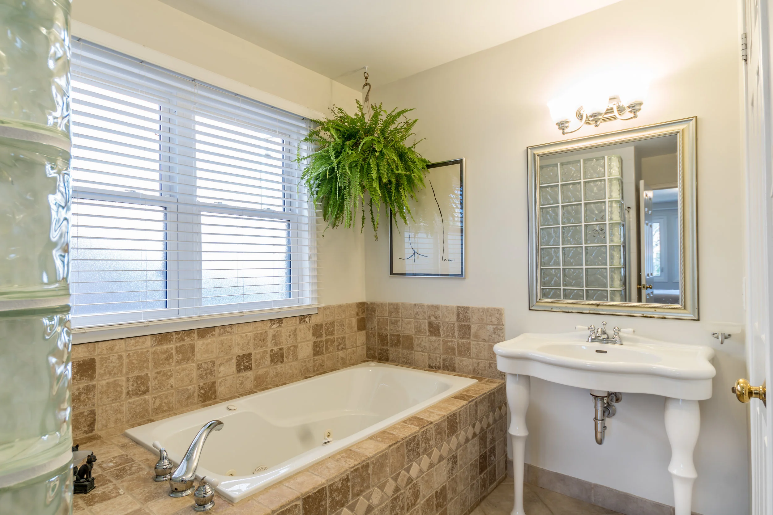 72Longwater-37 master ensuite.jpg