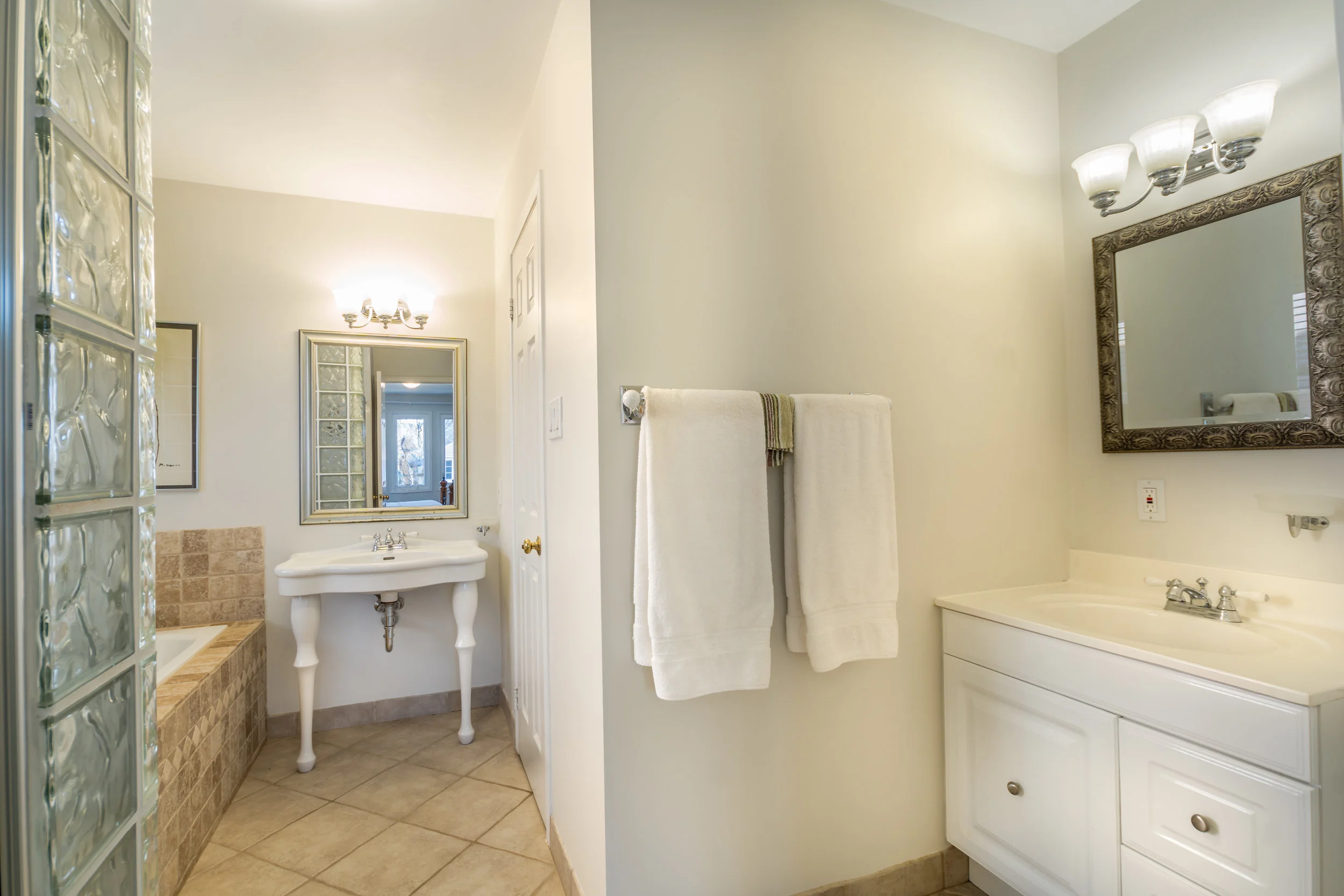 72Longwater-36 master ensuite.jpg