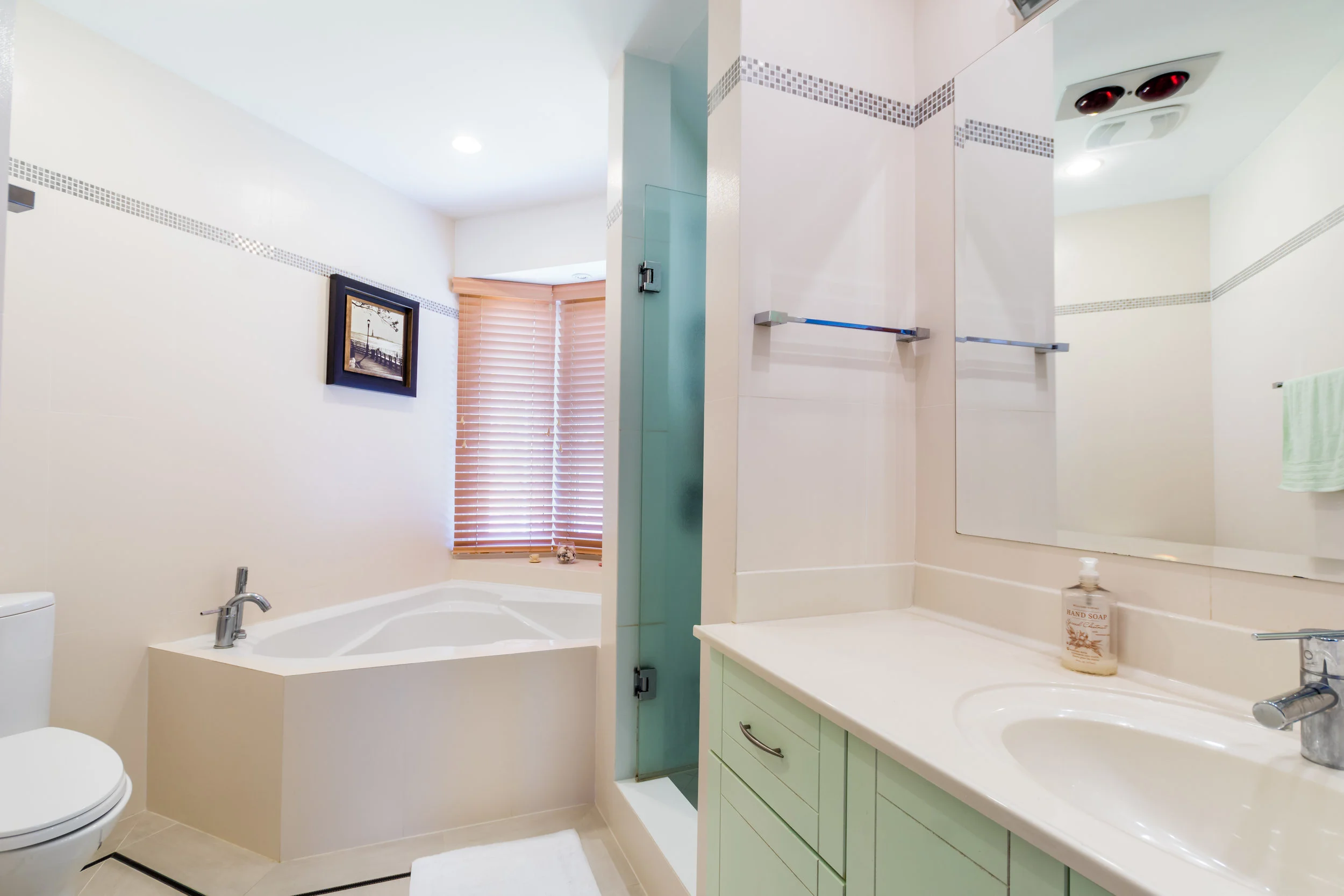 11BerkeleyCourt-114 Master bath.jpg