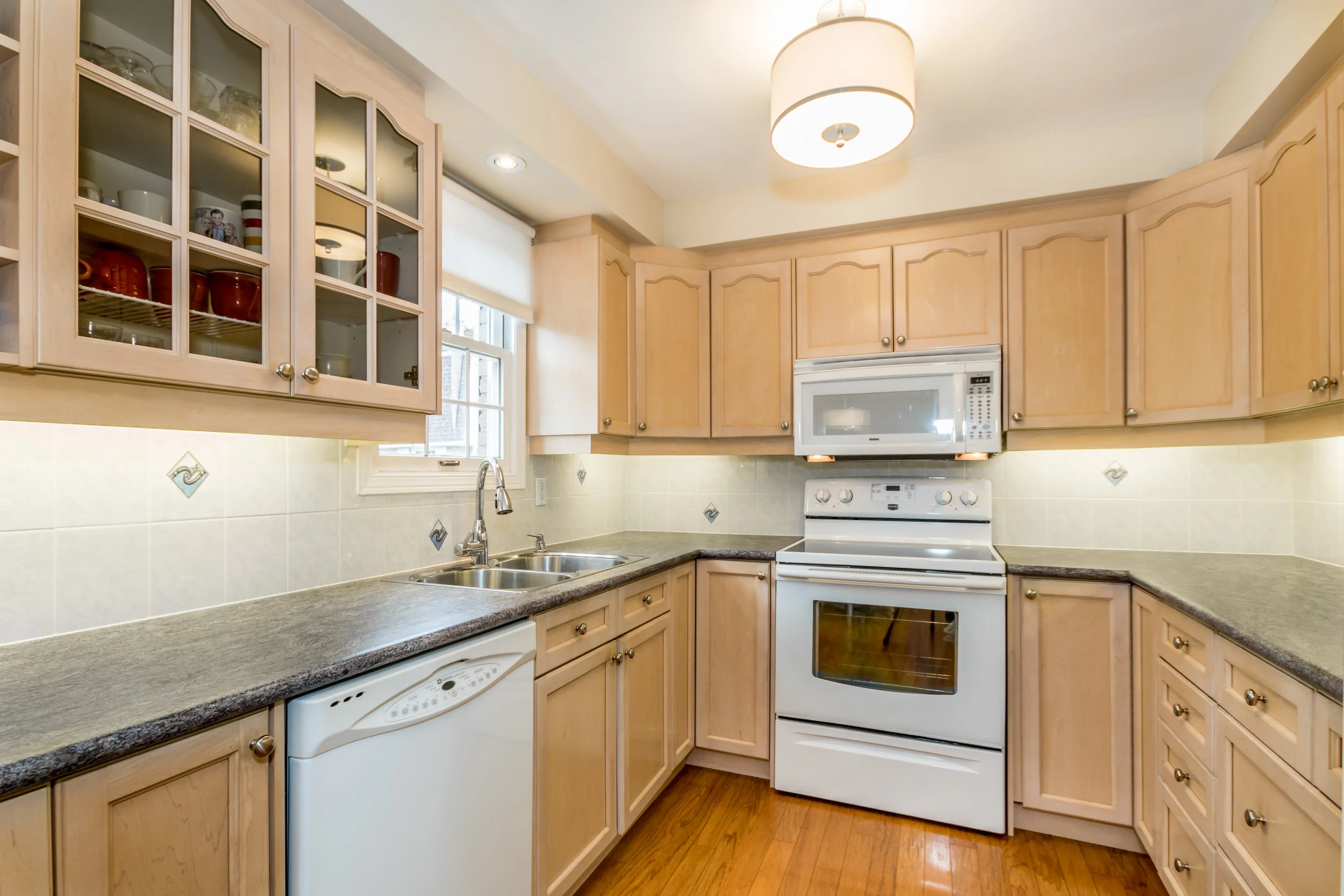 22HepworthWay-16 Kitchen 1.jpg