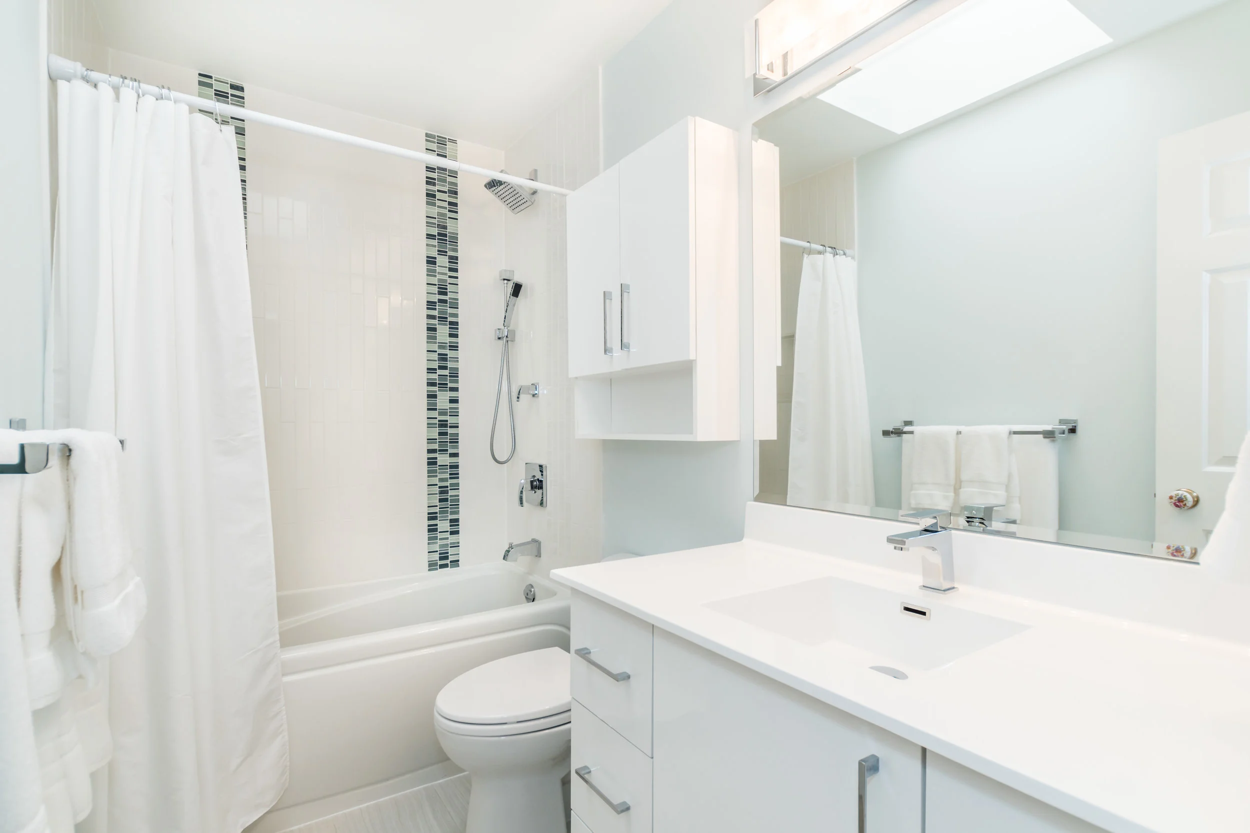 22HepworthWay-28 Upper Bath.jpg