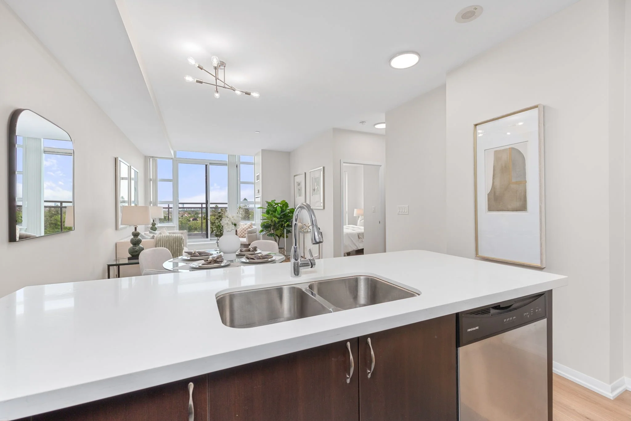 4- 540 Bur Oak Ave 713.jpg