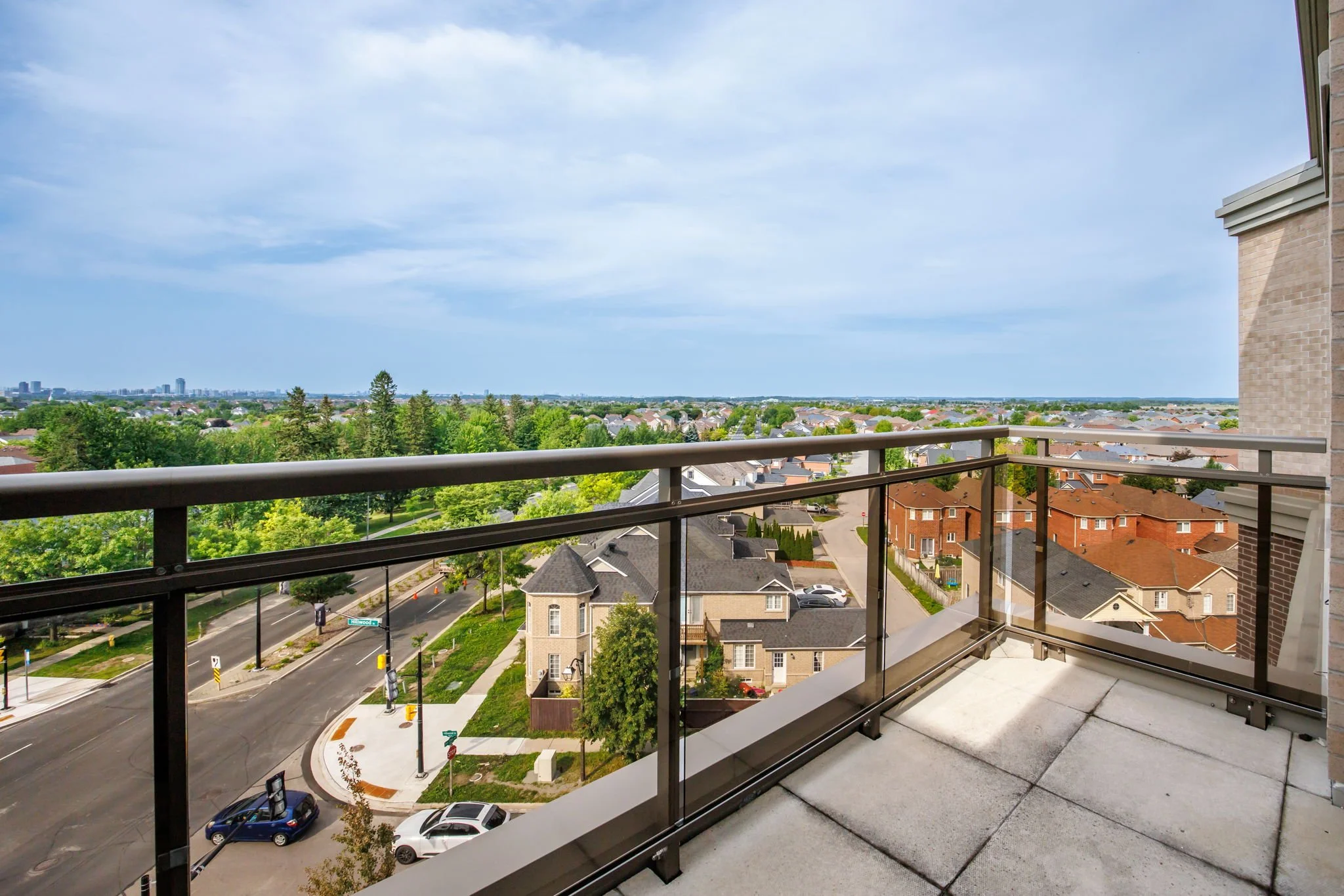 21-a 540 Bur Oak Ave 713.jpg