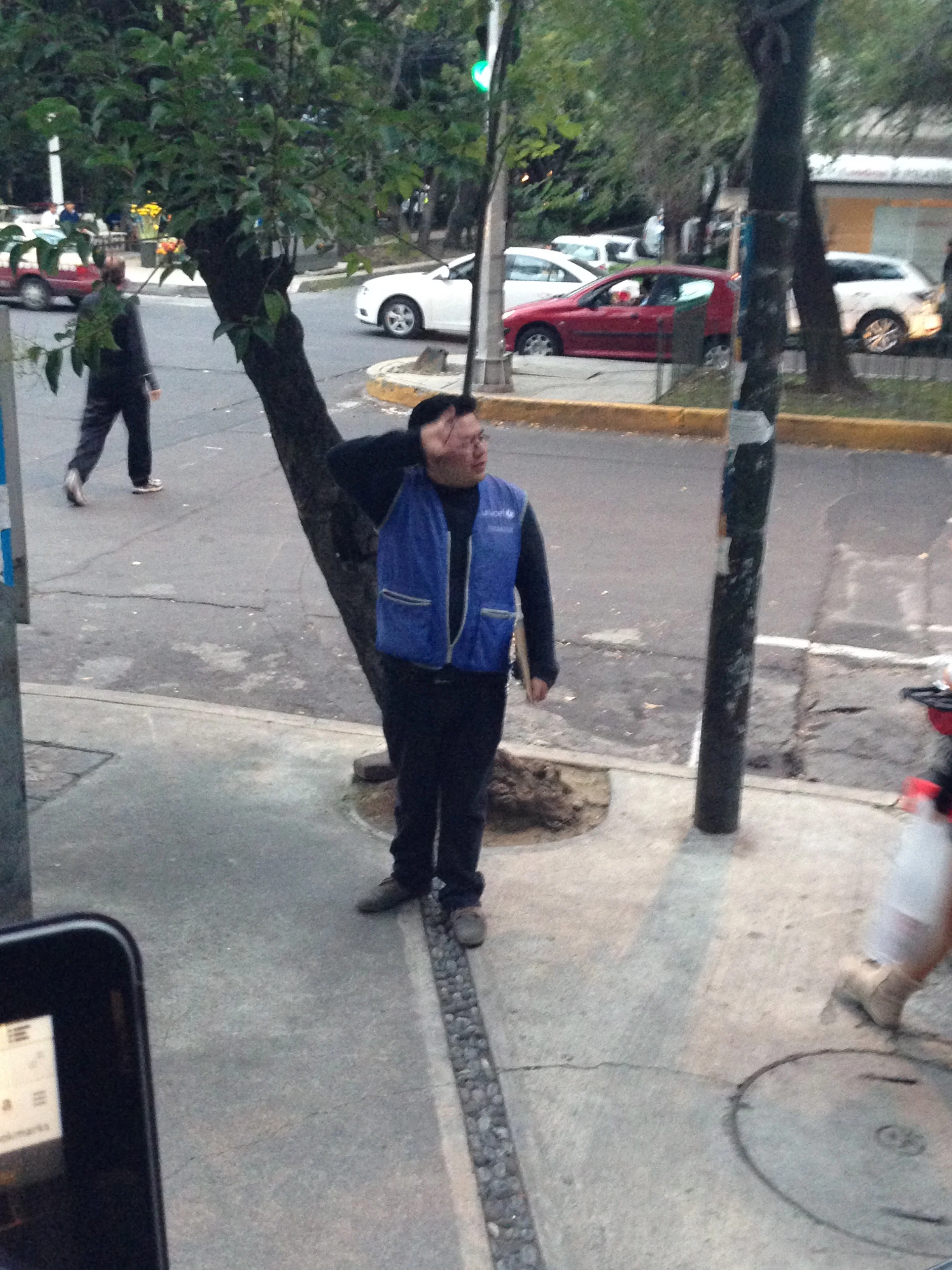 Allá! A lo lejos, esa muchachona seguro cae... MUAHAHA