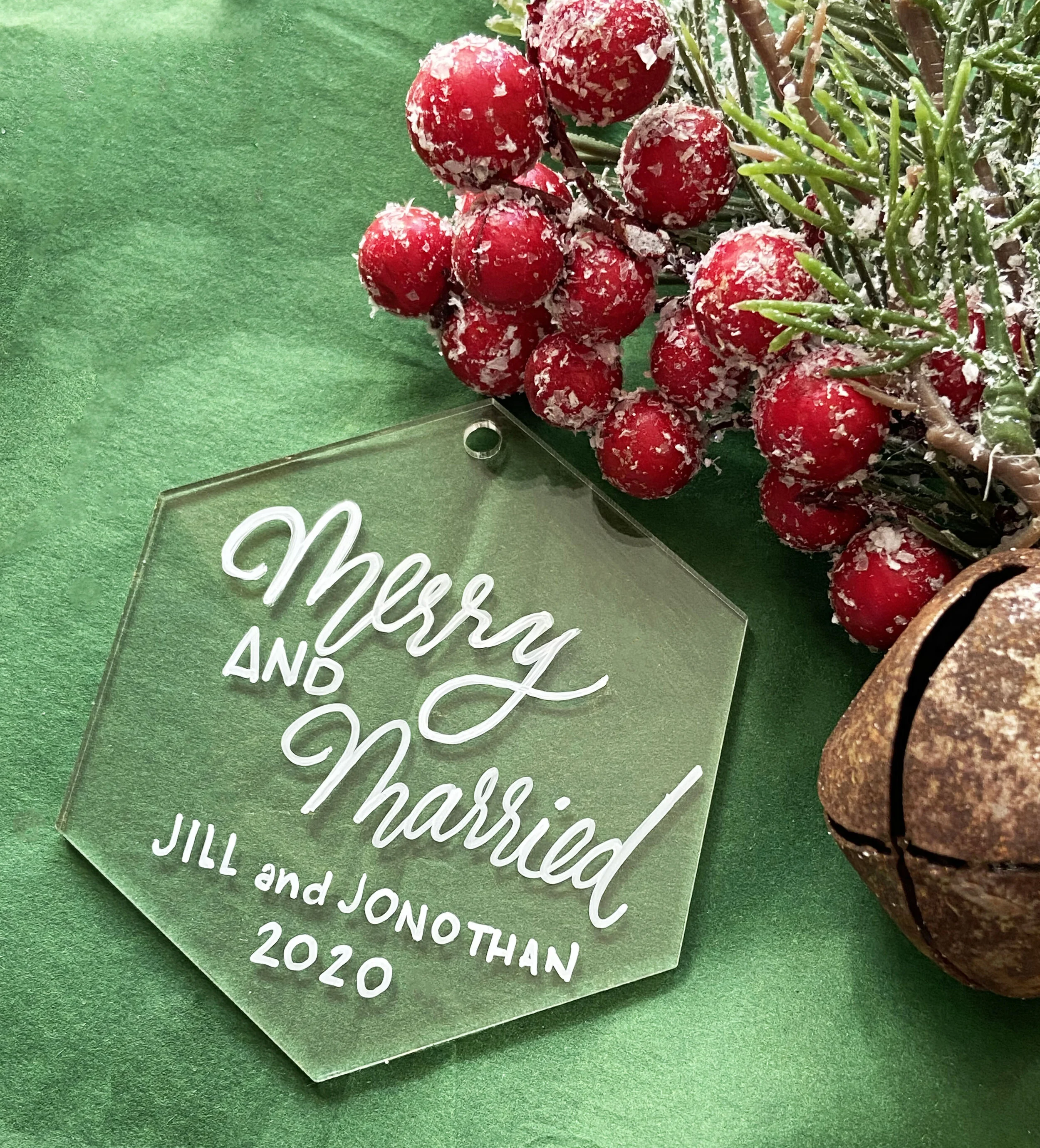 Acrylic_Hexagone_LinaLuluPaperie_MerryandMarried.jpg