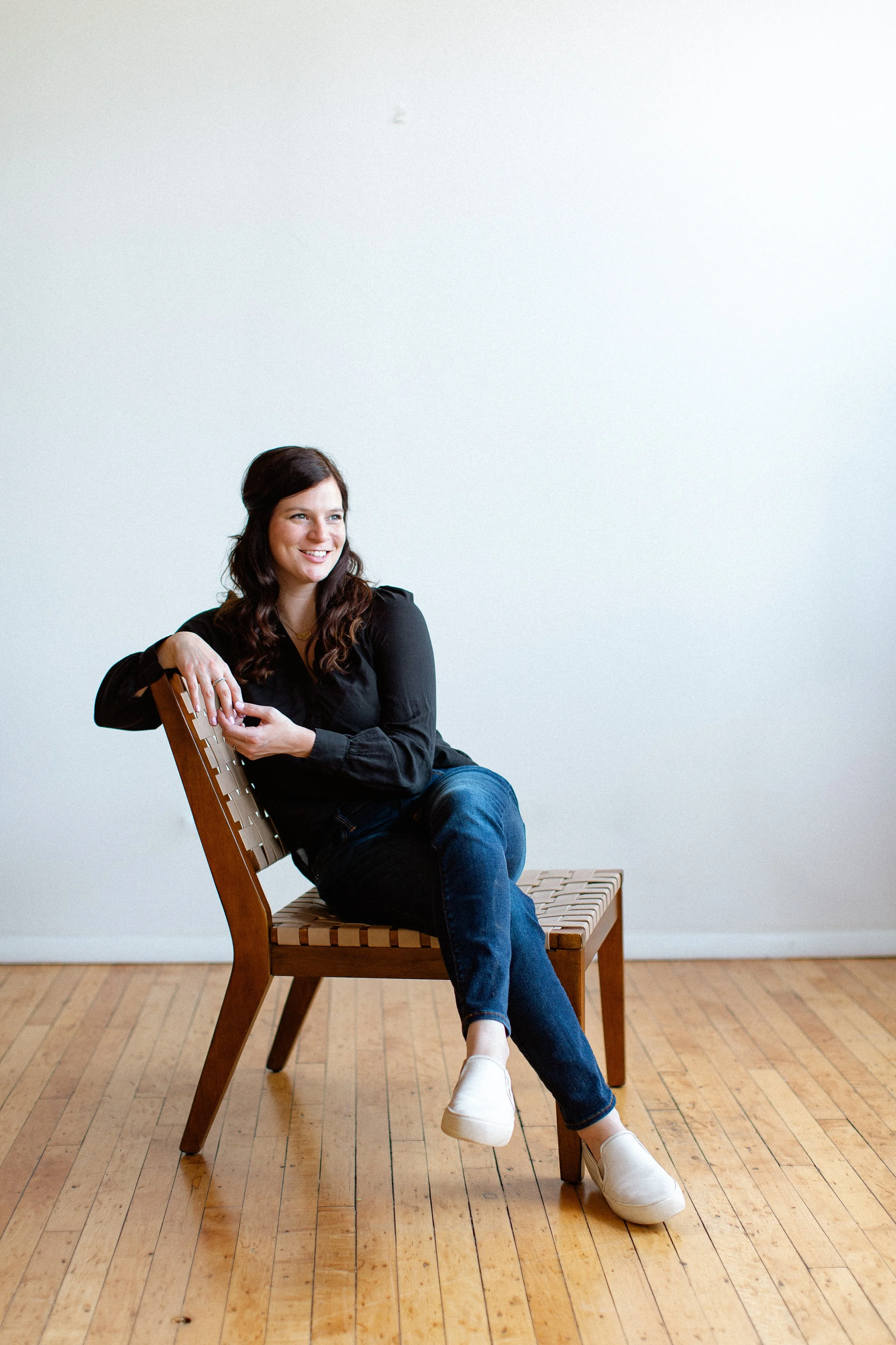 Caroline_hutchison_LinaLuluPaperie_Portrait_Calligrapher_Chicagocalligrapher_engraver_weddingcalligrapher