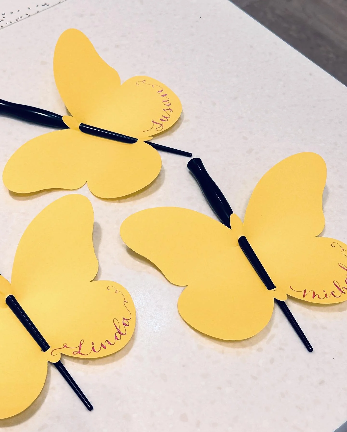 I love unexpected placecards and  these cute @papersource butterfly&rsquo;s for yesterday classes were perfect 🦋 (especially to make sure those straight pen holders didn&rsquo;t rolloff the table)
.
.
.
#butterfly #placecards #placecard #springweddi