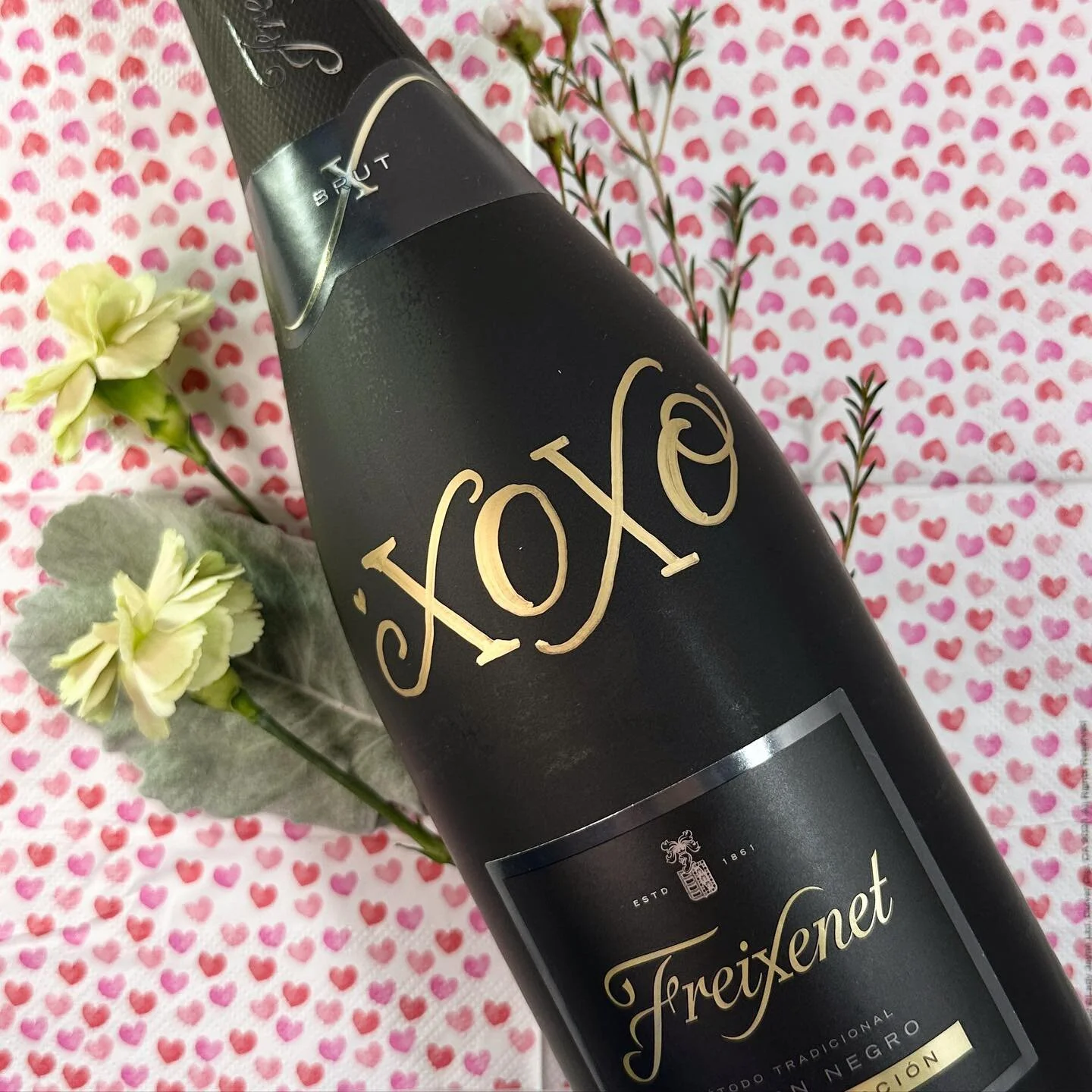 This weekend I&rsquo;ll be at the grand opening of Jewel Osco off Skokie Blvd customizing @frankeventdesign bottles&mdash;perfect for graduations, engagement parties , birthdays or just because! 🍾 If you&rsquo;re in the area come out and say &ldquo;