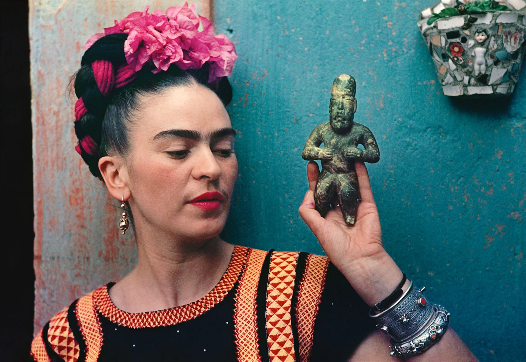 Frida Kahlo with Olmec figurine, 1939, photograph by Nickolas Muray © Nickolas Muray Photo Archives