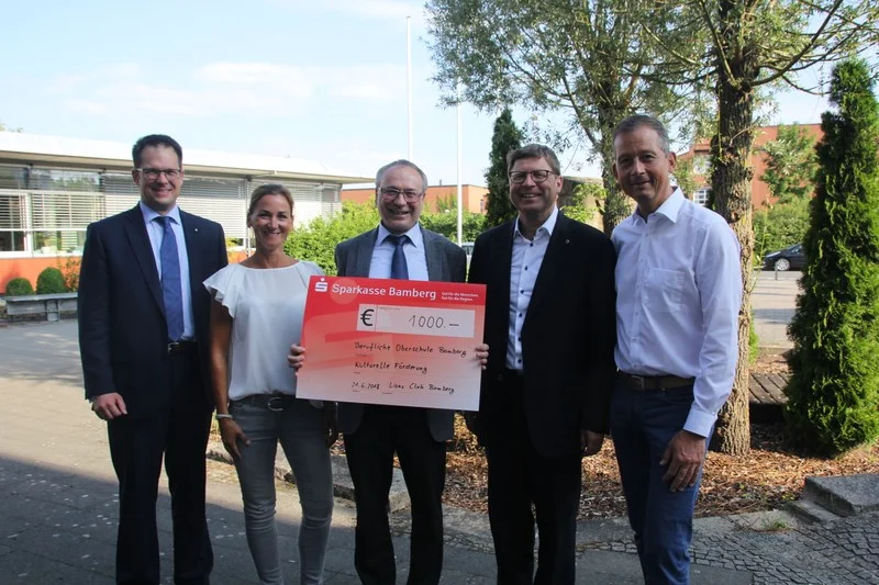 Bei der offiziellen Scheckübergabe bot sich dem Schulleiter die Gelegenheit, sich im Namen der Schüler für die Unterstützung durch den LIONS Club Bamberg zu bedanken.