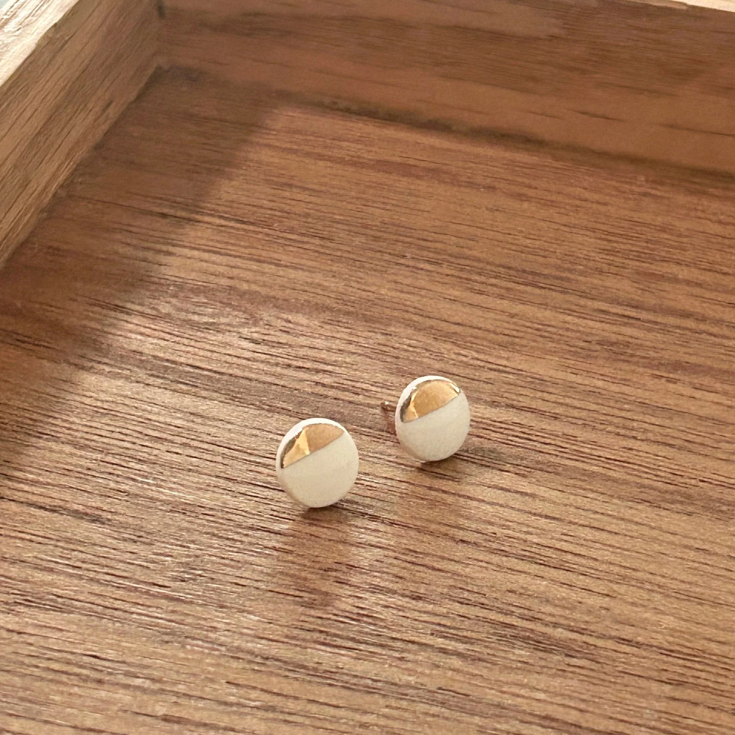 ZOE%CC%88+COMINGS++pebble+studs%2Cwhite+wdbkd.jpg