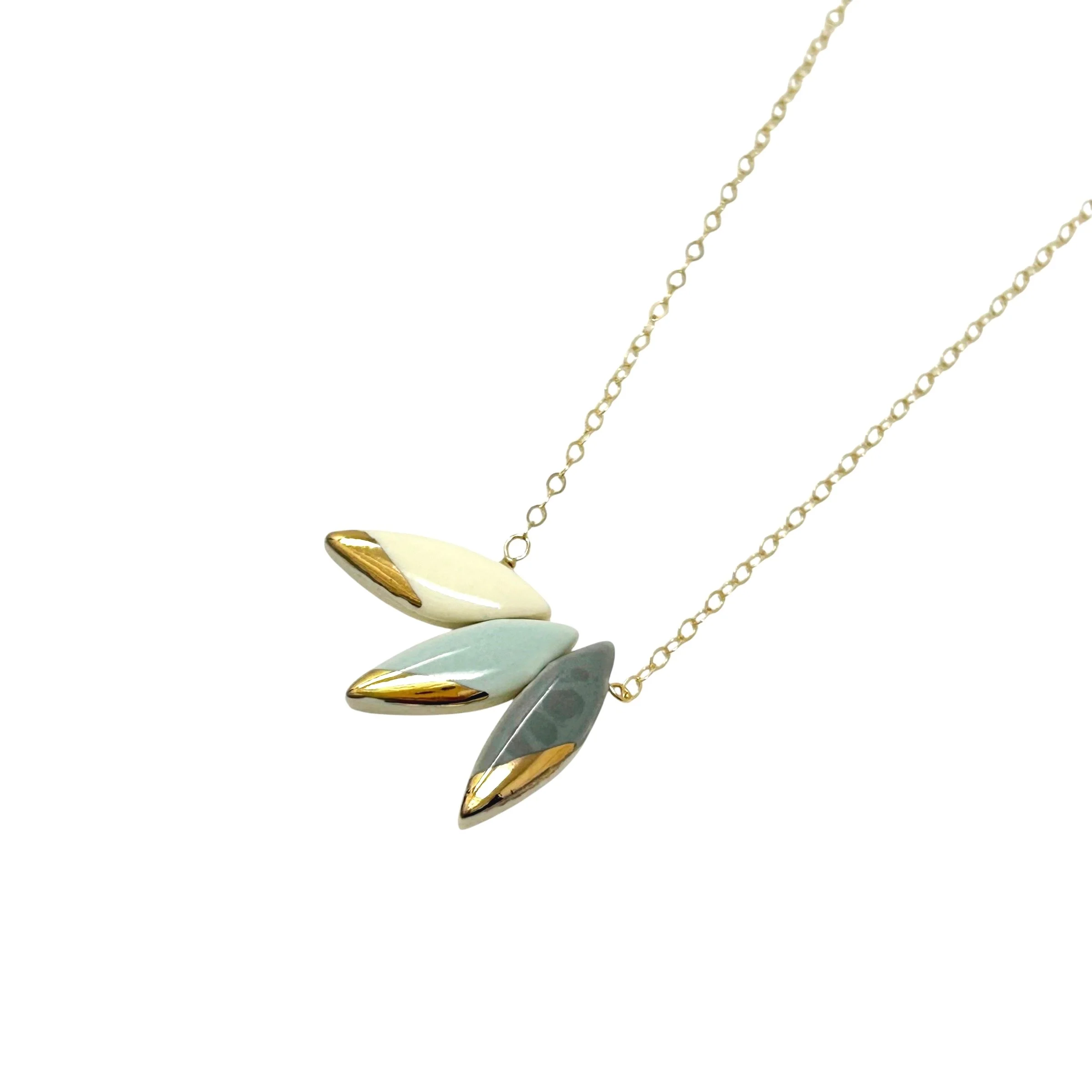 ZOE%CC%88+COMINGS+triple+leaf+necklace+w%3Abl%3Adk+a.jpg