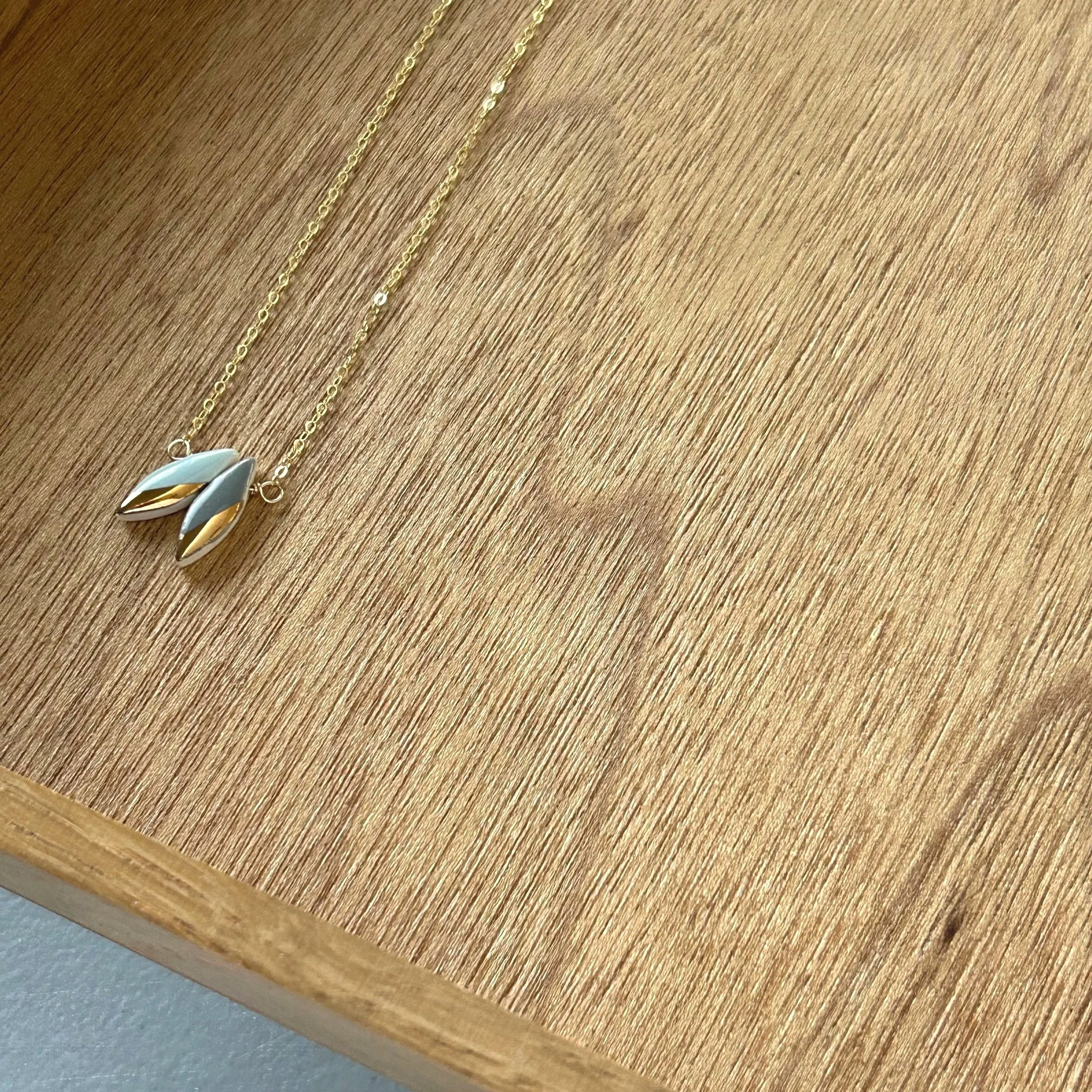 ZOE%CC%88+COMINGS+double+leaf+necklace+bl%3Adk+wdbkg+a.jpg
