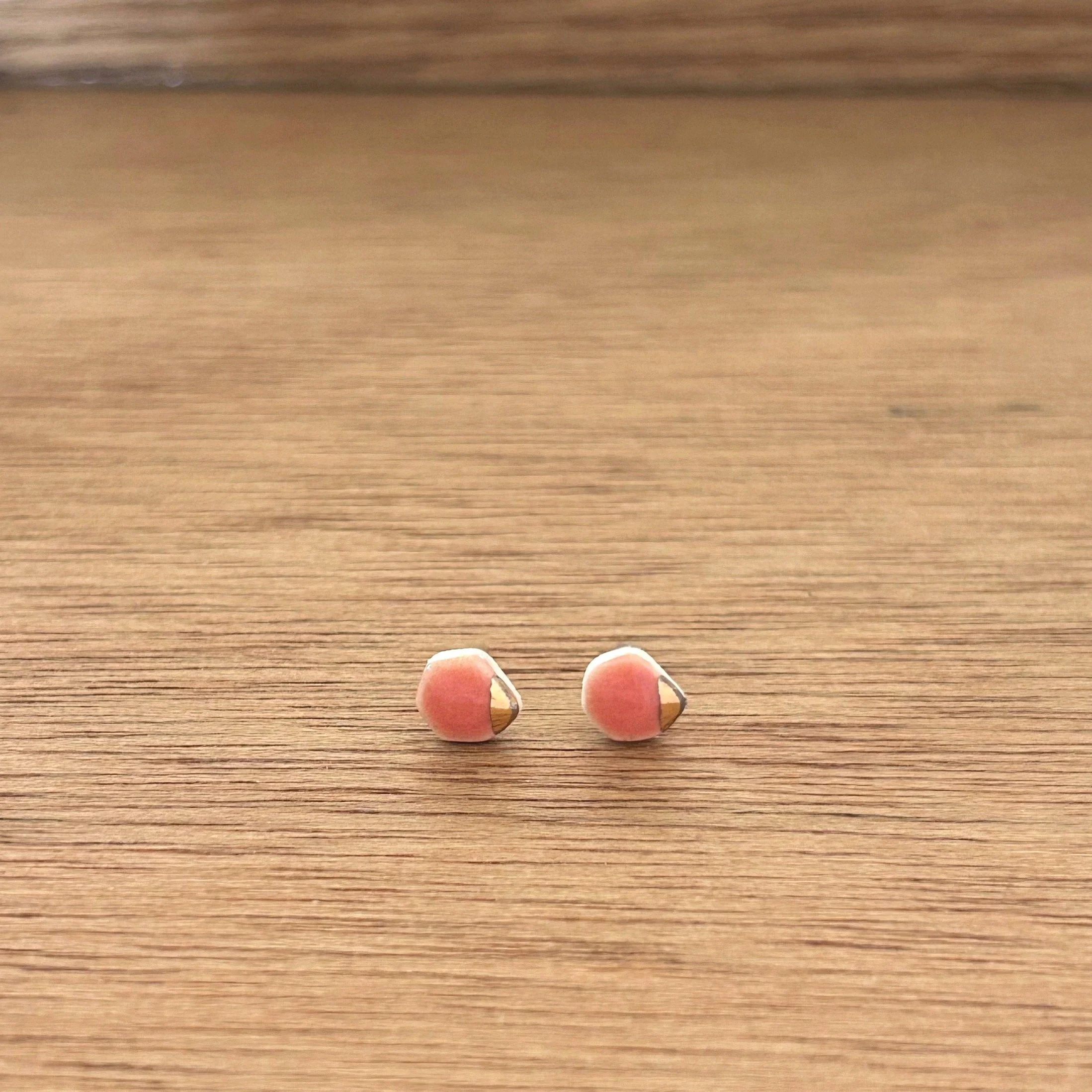 ZOE%CC%88+COMINGS+tiny+geo+studs%2C+coral%3Agold%2C+wdbkg.jpg