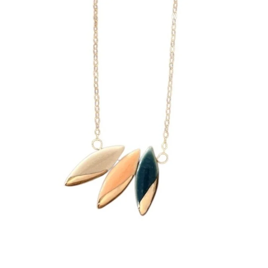ZOE%25CC%2588%2BCOMINGS%2Btriple%2Bleaf%2Bnecklace%2Bpk%253Aor%253Asl.jpg