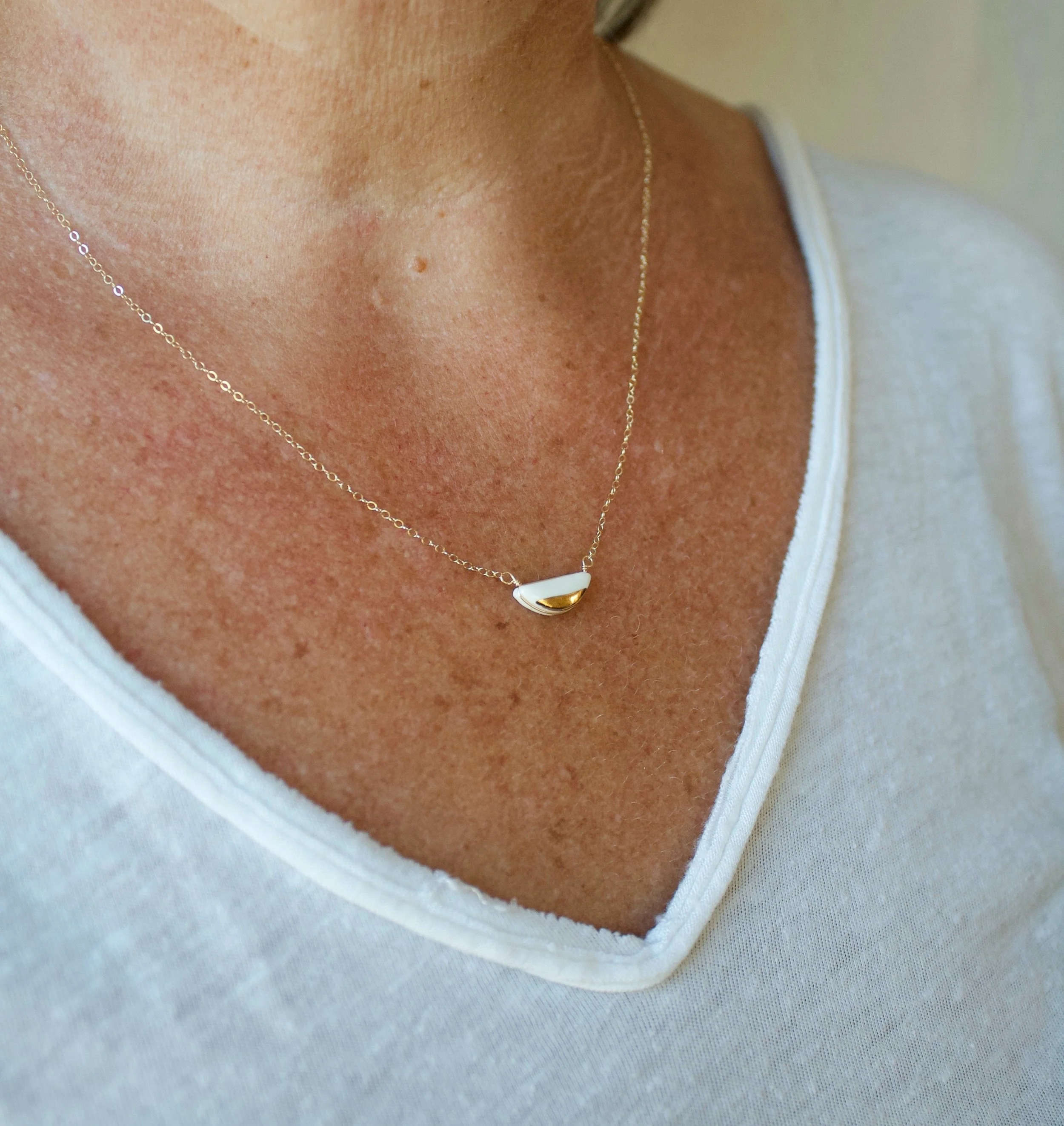 ZOË COMINGS model teeny half pebble necklace white:gold sl.jpg