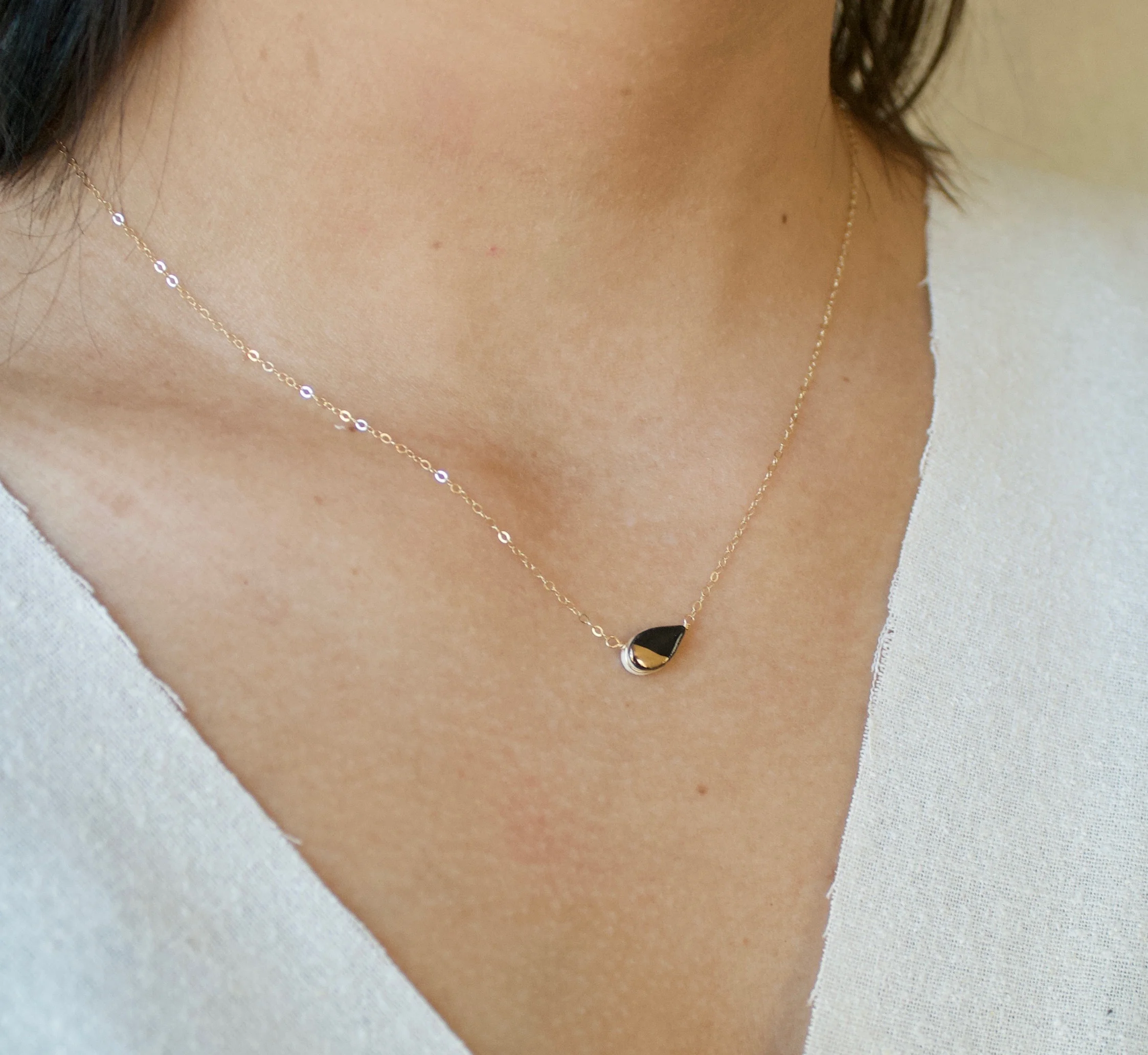 ZOË COMINGS model teeny seed necklace black:gold sl.jpg