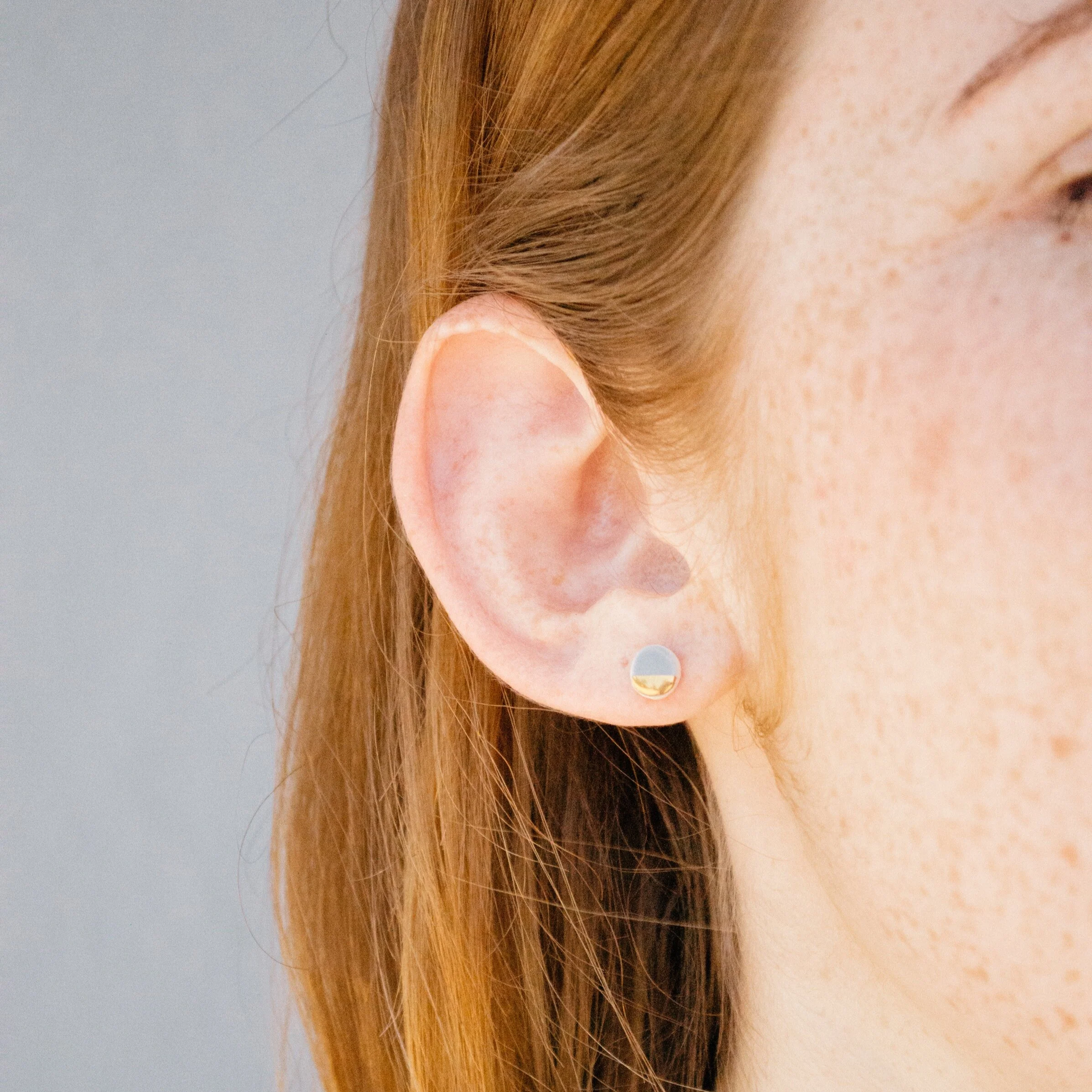 ZOE%CC%88+COMINGS+pebble+earrings+dark+grey_gold.jpg