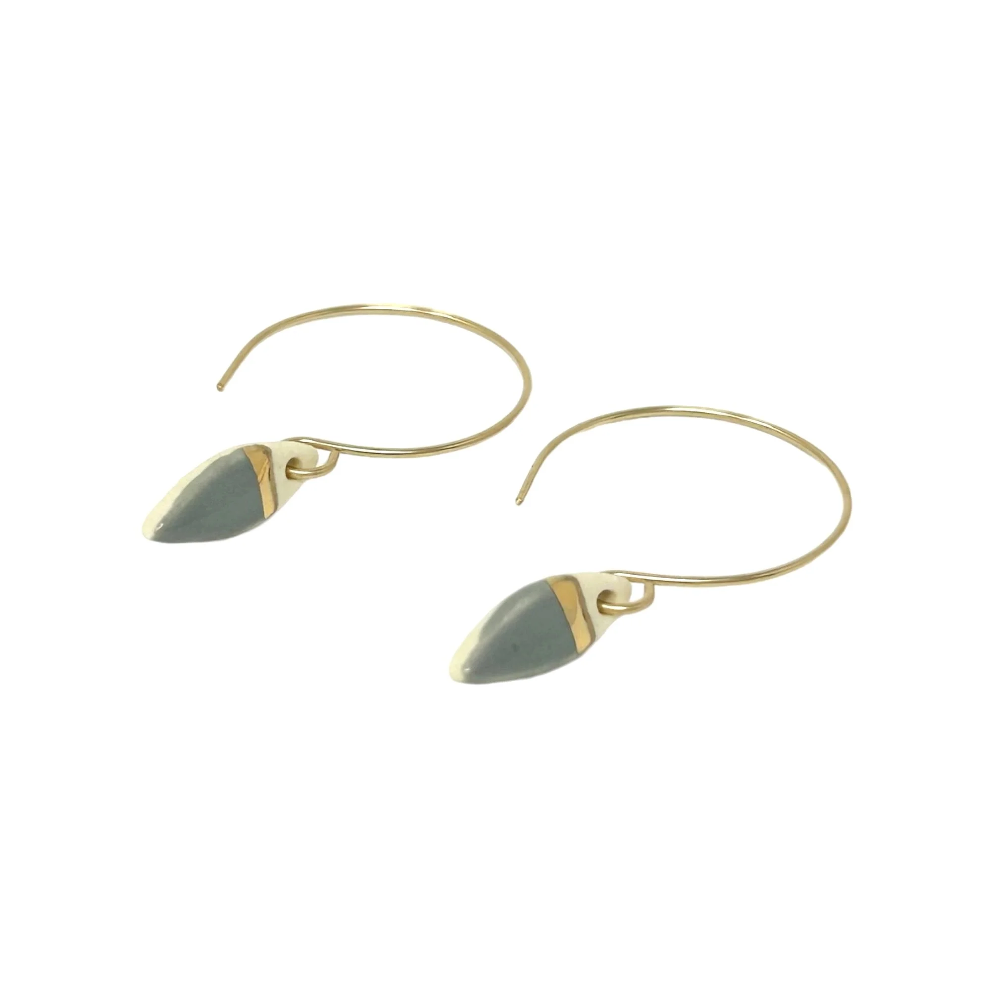 ZOE%CC%88+COMINGS+tiny+leaf+hoops+dark+grey%3Agold+line+angle+p.jpg