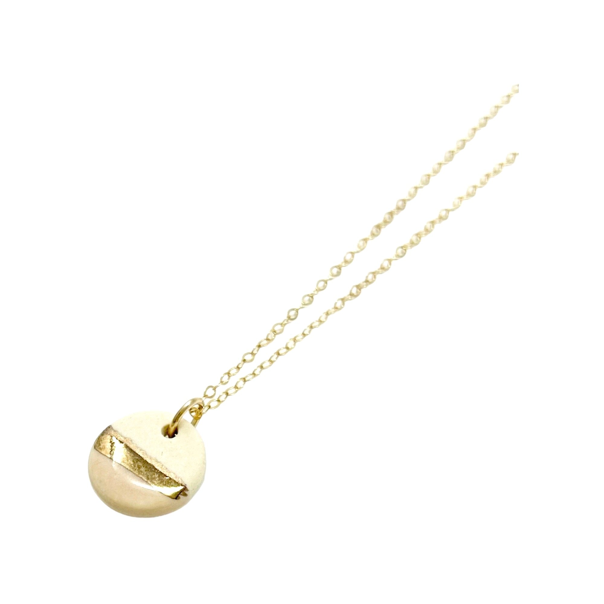 ZOE%CC%88+COMINGS+tiny+pebble+necklace+pale+pink%3Agold+line+angle+p+%281%29.jpg